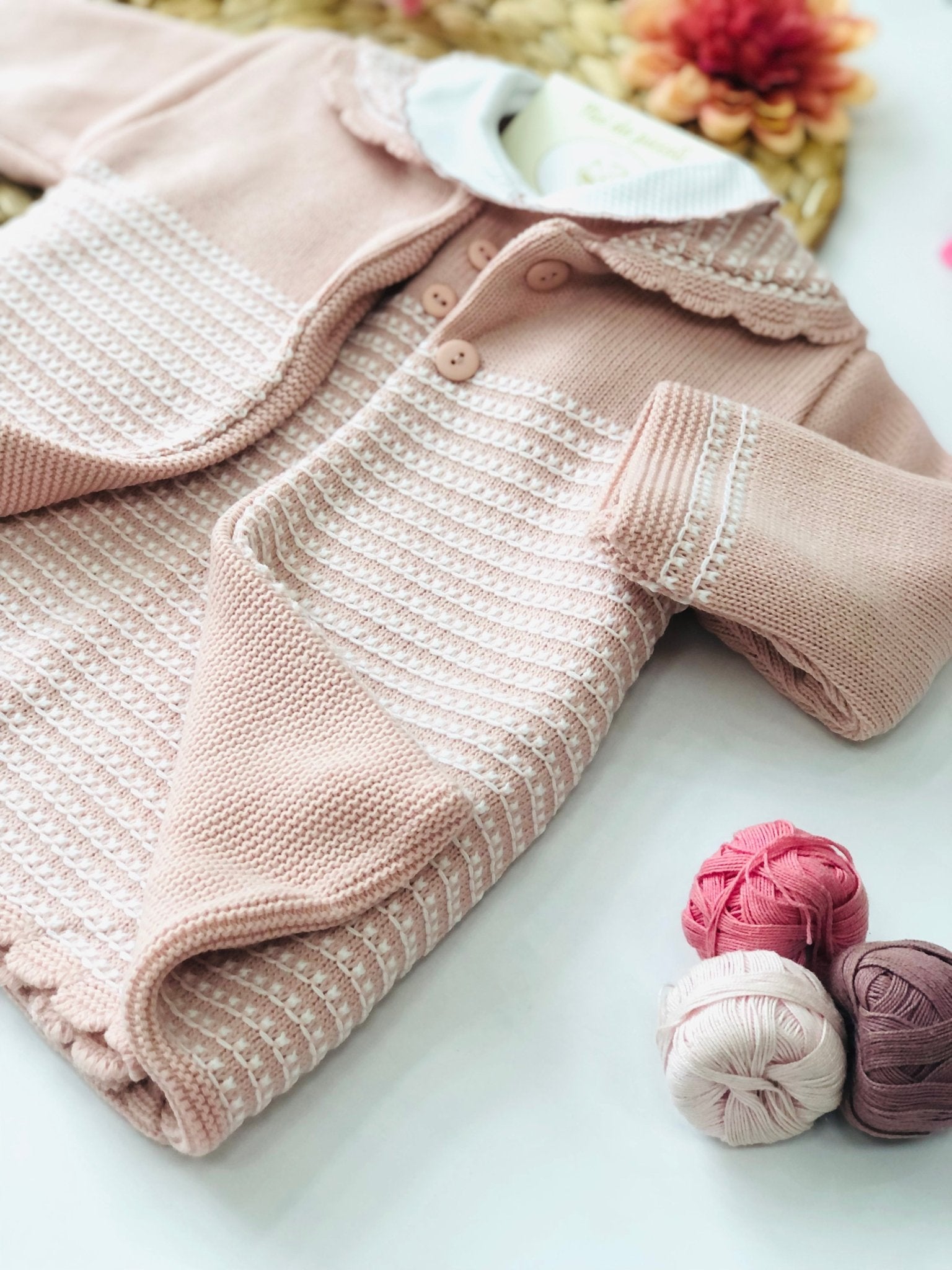 CAPPOTTINO CON VESTINA IN MAGLIA ROSA E DETTAGLI BIANCHI - Noi da piccoli