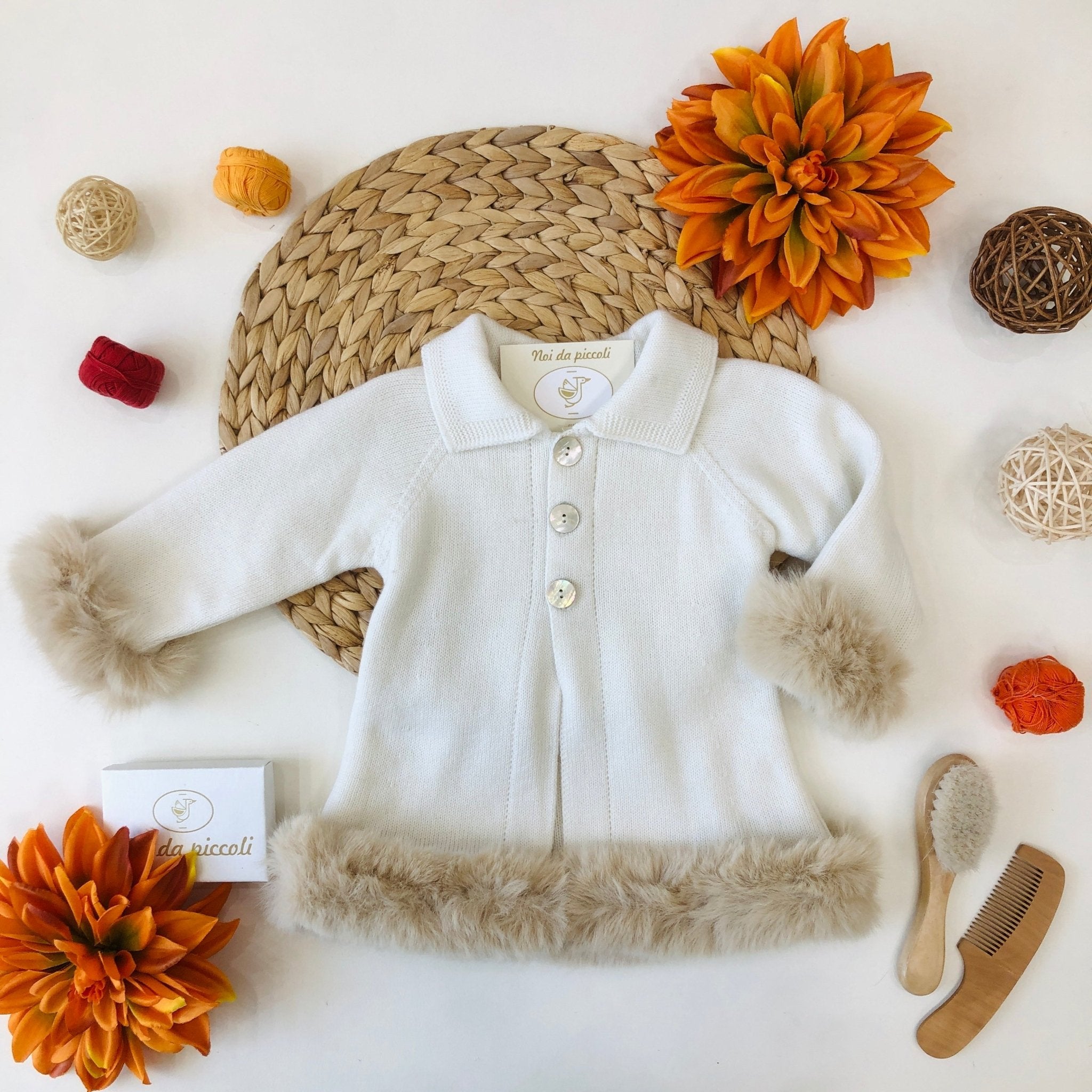 CAPPOTTINO IN MAGLIA PANNA CON PELLICCETTA BEIGE DI BORDO - Noi da piccoli