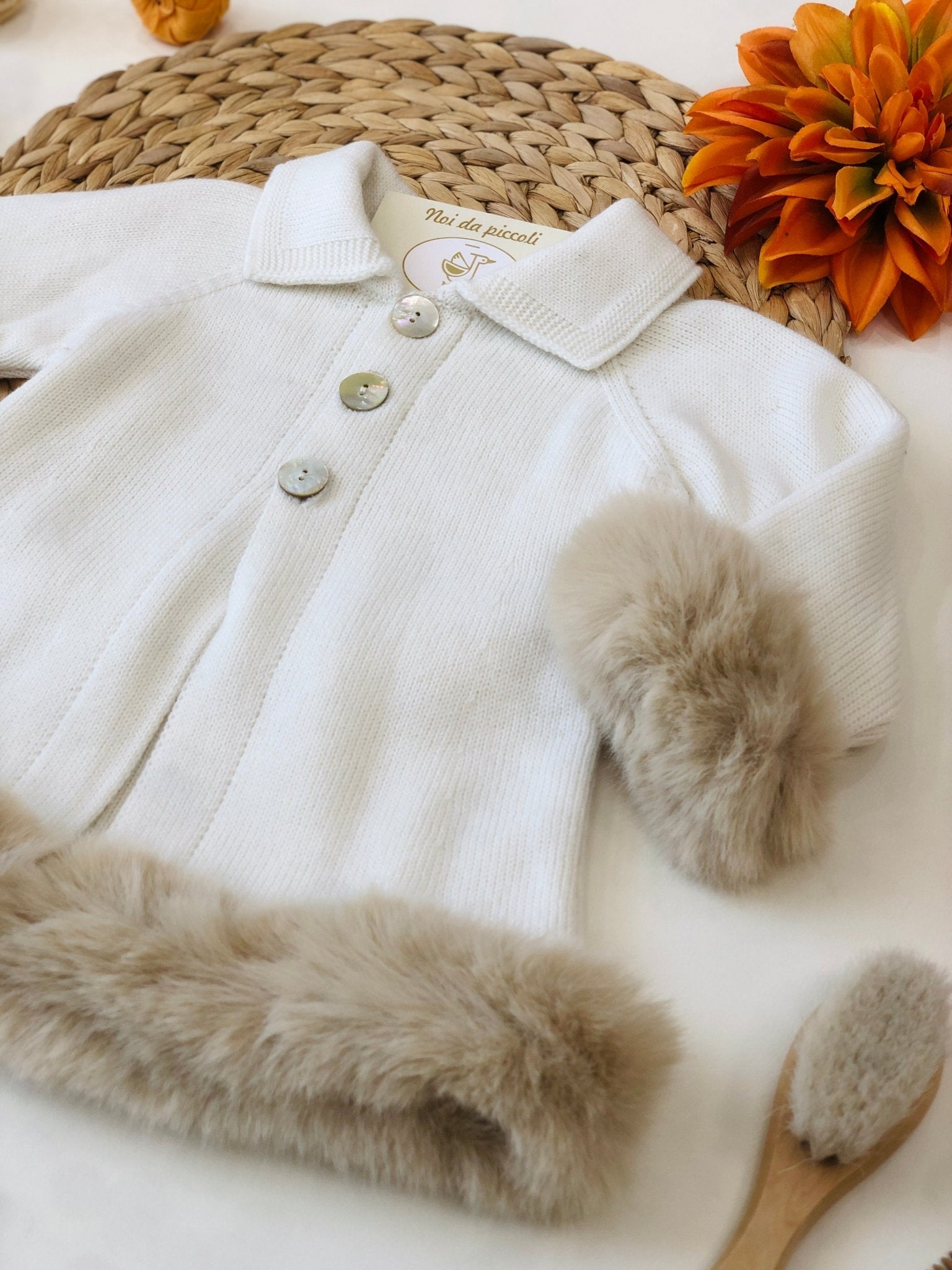 CAPPOTTINO IN MAGLIA PANNA CON PELLICCETTA BEIGE DI BORDO - Noi da piccoli