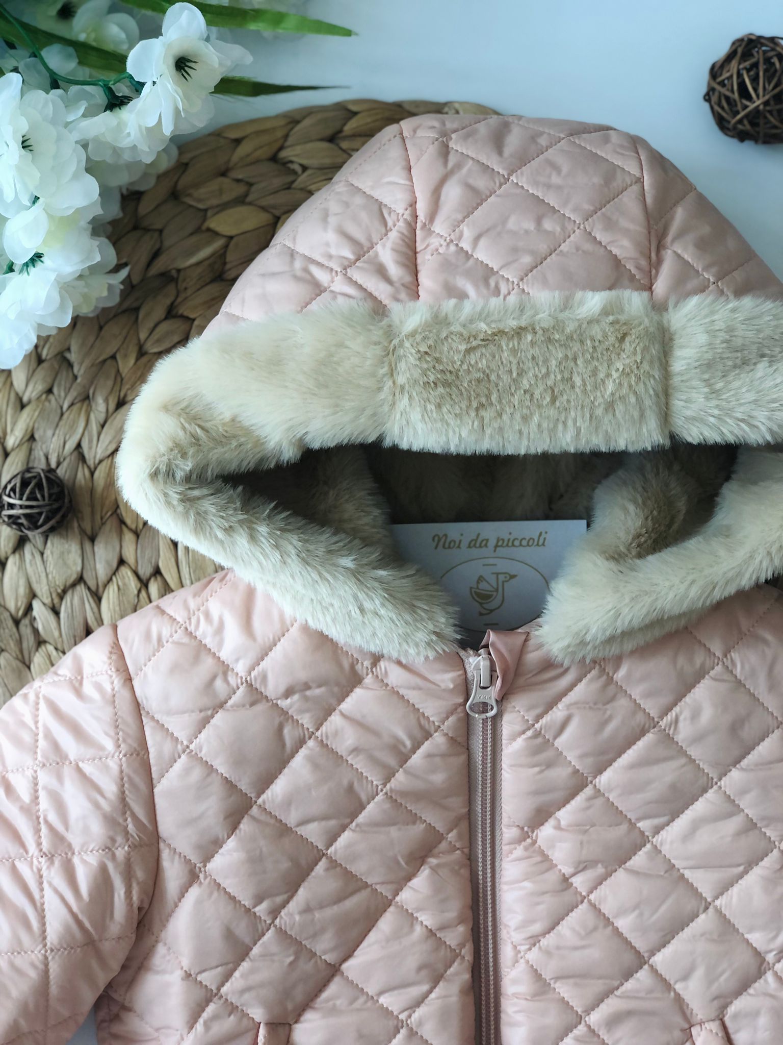 CAPPOTTINO TRAPUNTATO ROSA CON CAPPUCCIO PELLICCIA - Noi da piccoli