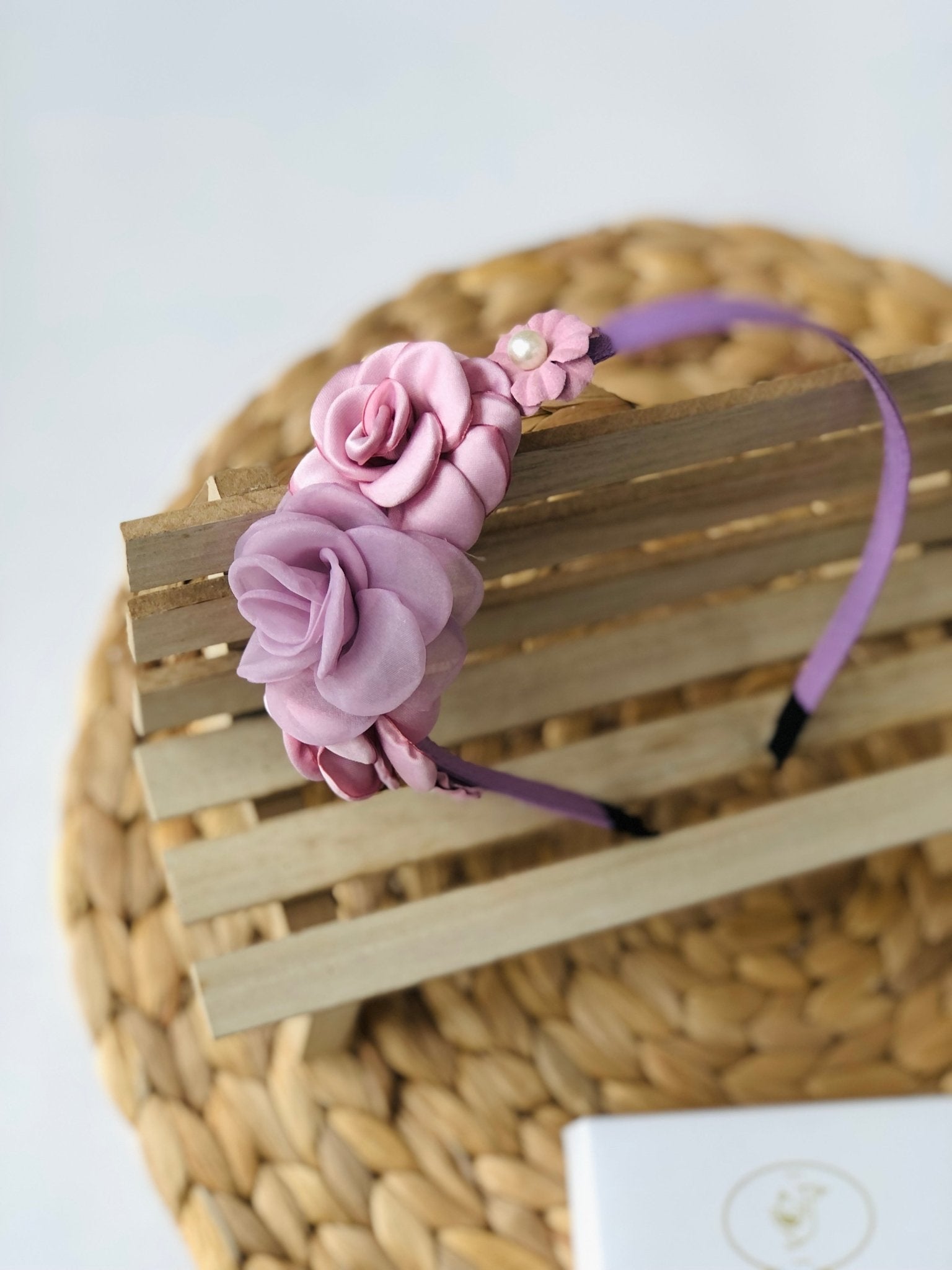 CERCHIETTO CON FIORI LILLA E PERLINE - Noi da piccoli