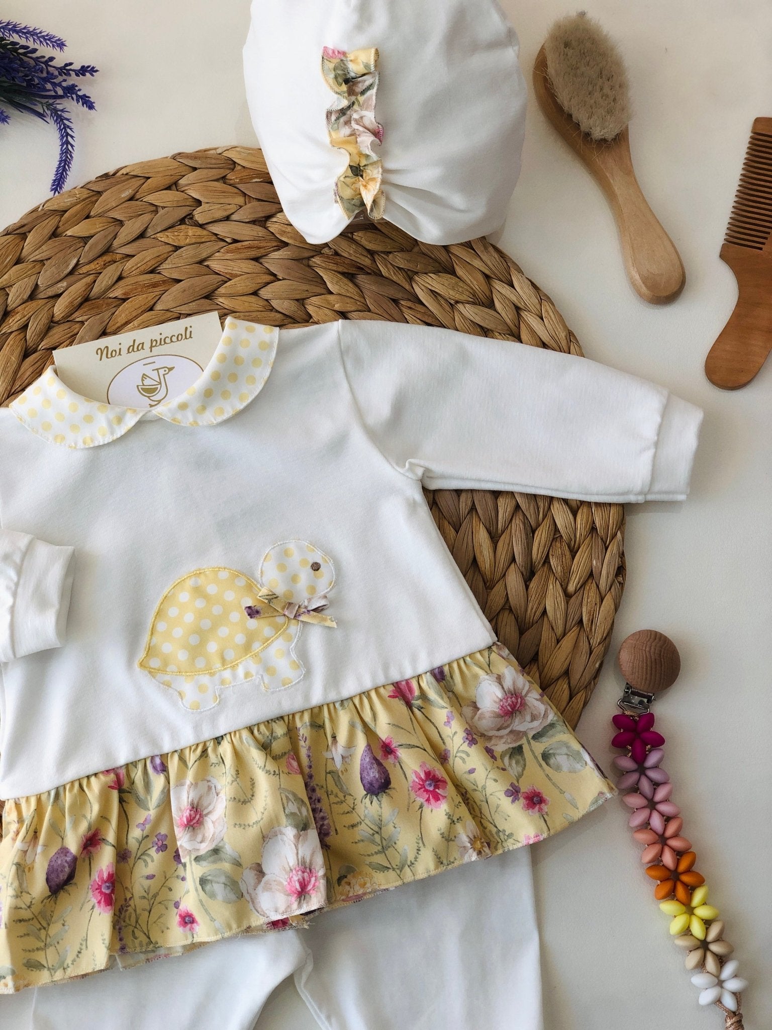 COMPLETO 2PZ BIANCO E SENAPE FIORELLINI - Noi da piccoli