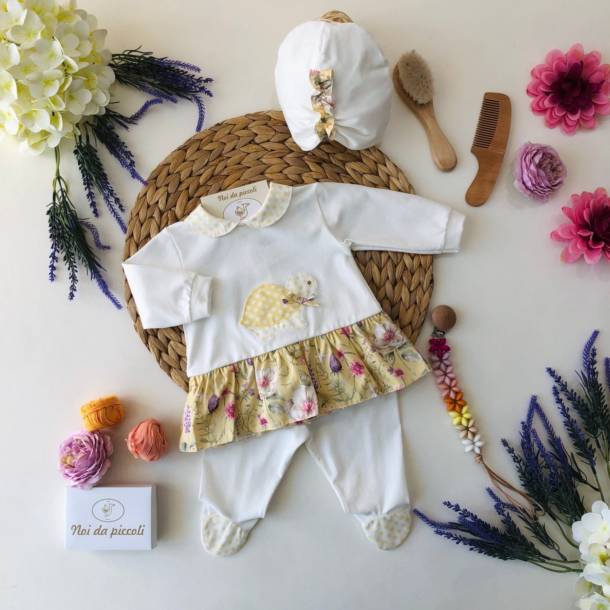 COMPLETO 2PZ BIANCO E SENAPE FIORELLINI - Noi da piccoli