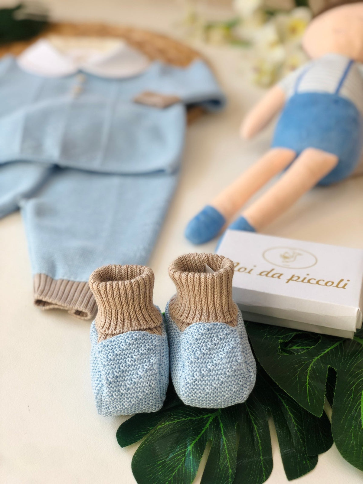 COMPLETO 2PZ CON BABBUCCE CIELO POLVERE TABACCO IN FILO DI COTONE - Noi da piccoli