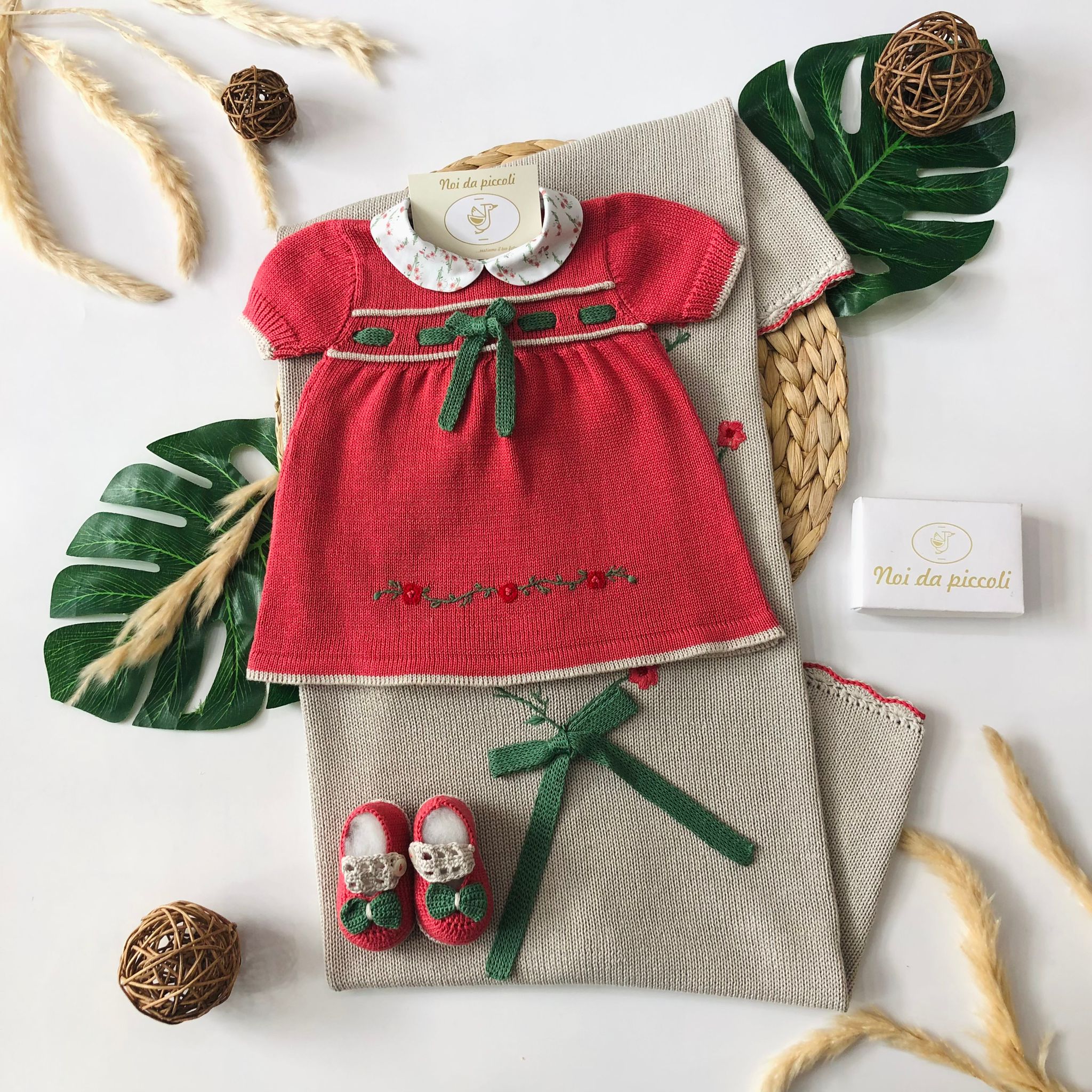 COORDINATO CON ABITINO RICAMATO A MANO GALLIPOLI - Noi da piccoli