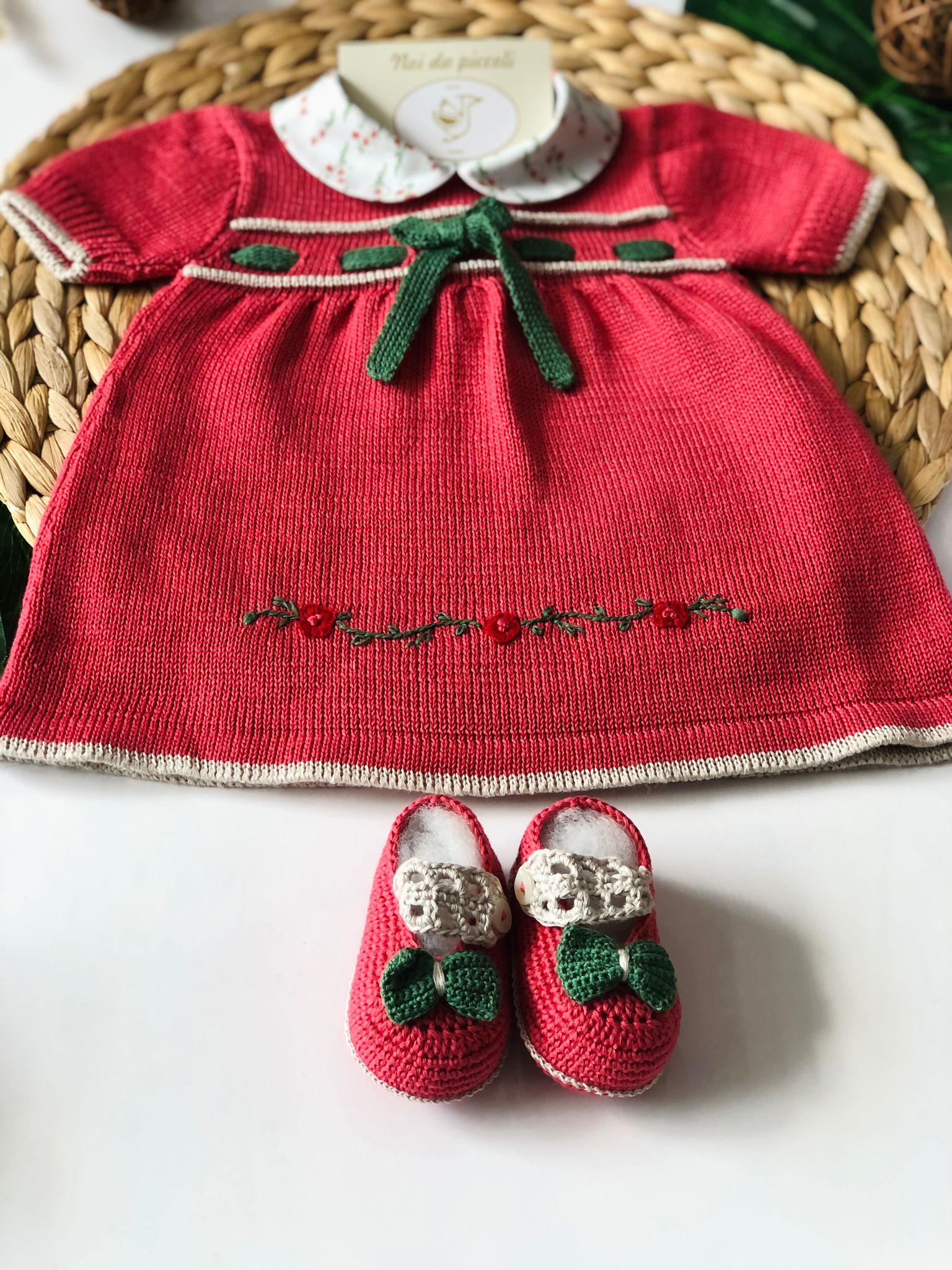 COORDINATO CON ABITINO RICAMATO A MANO GALLIPOLI - Noi da piccoli