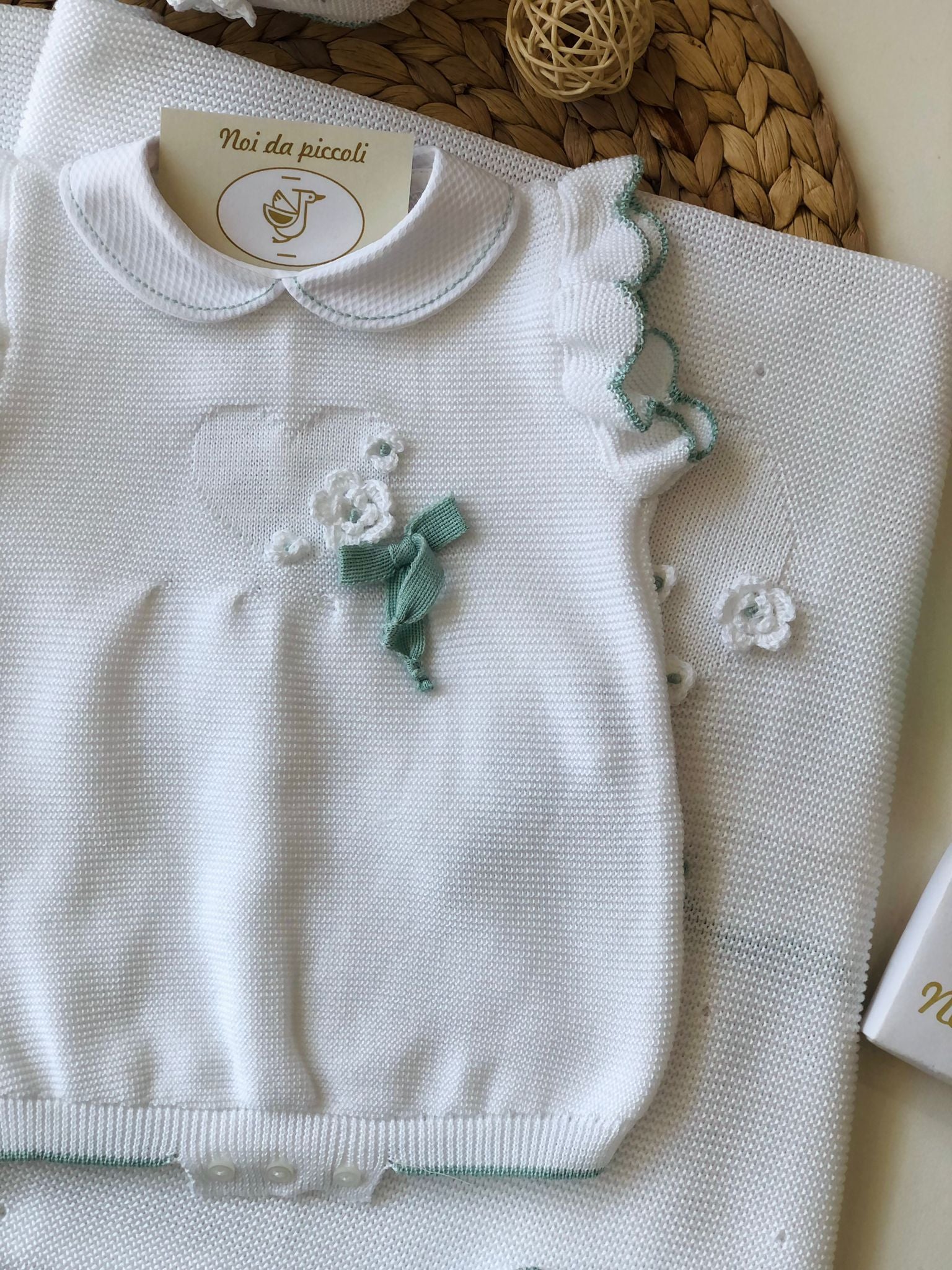 COORDINATO CON PAGLIACCETTO BIANCO E SALVIA IN FILO - Noi da piccoli