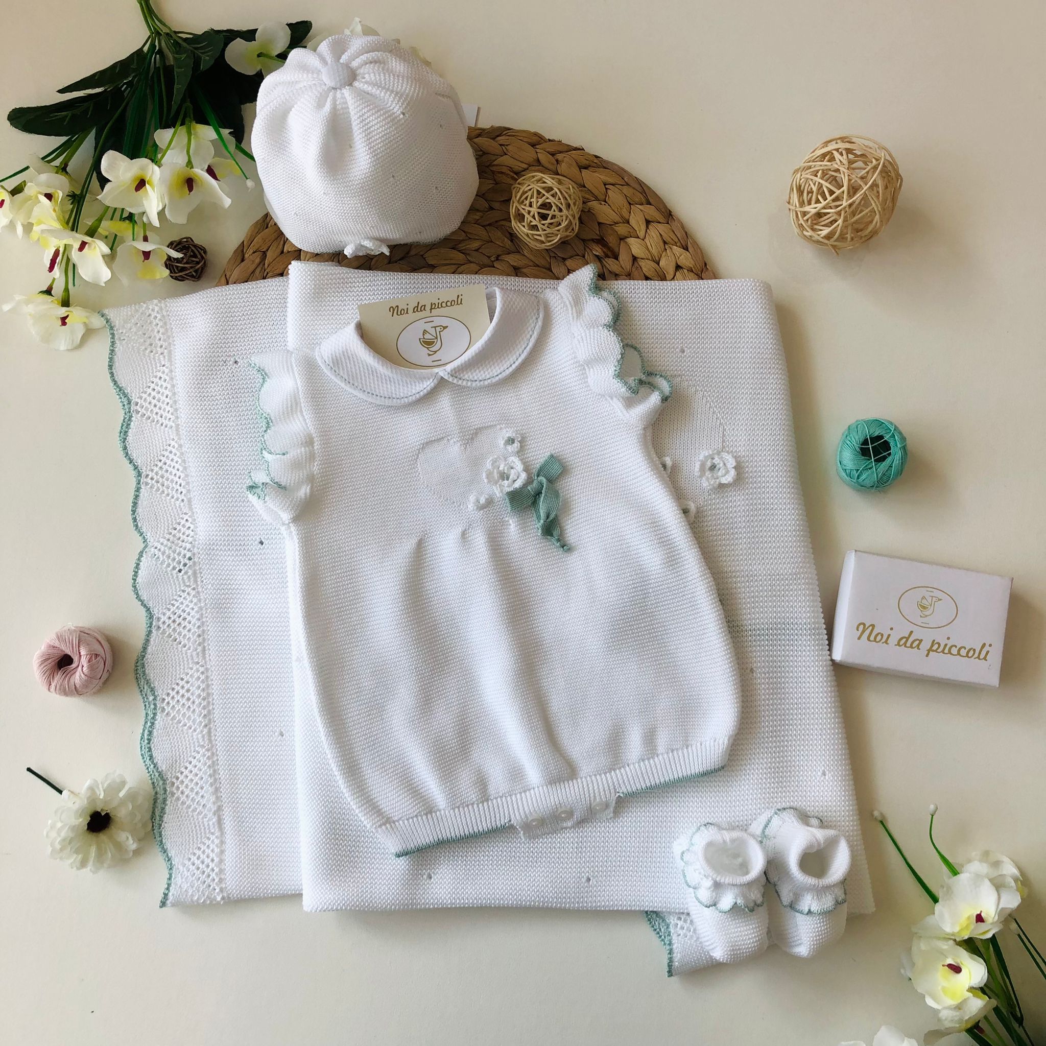 COORDINATO CON PAGLIACCETTO BIANCO E SALVIA IN FILO - Noi da piccoli