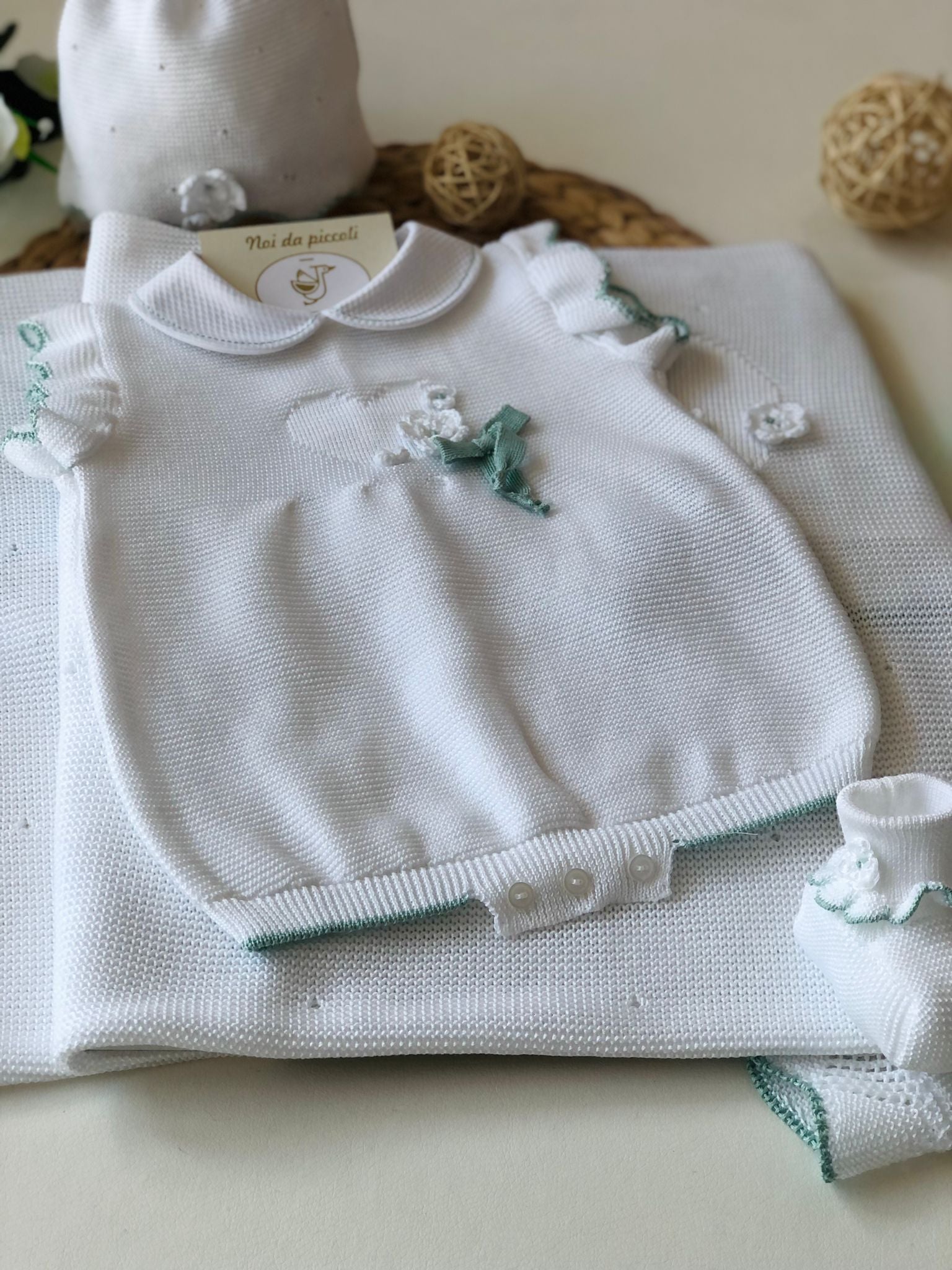 COORDINATO CON PAGLIACCETTO BIANCO E SALVIA IN FILO - Noi da piccoli