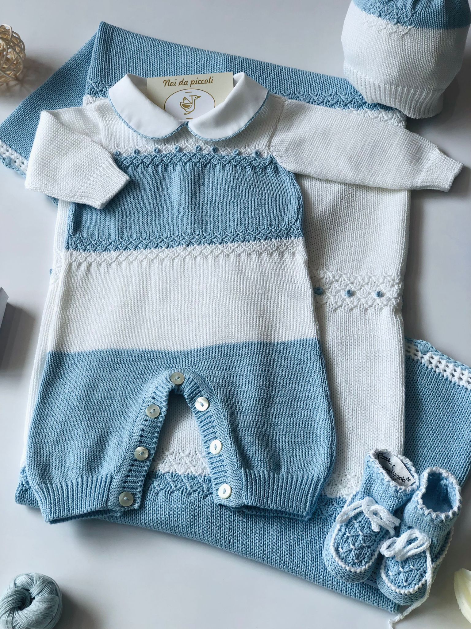 COORDINATO CON TUTINA BIANCO E CIELO RICAMATO A MANO ALASSIO - Noi da piccoli