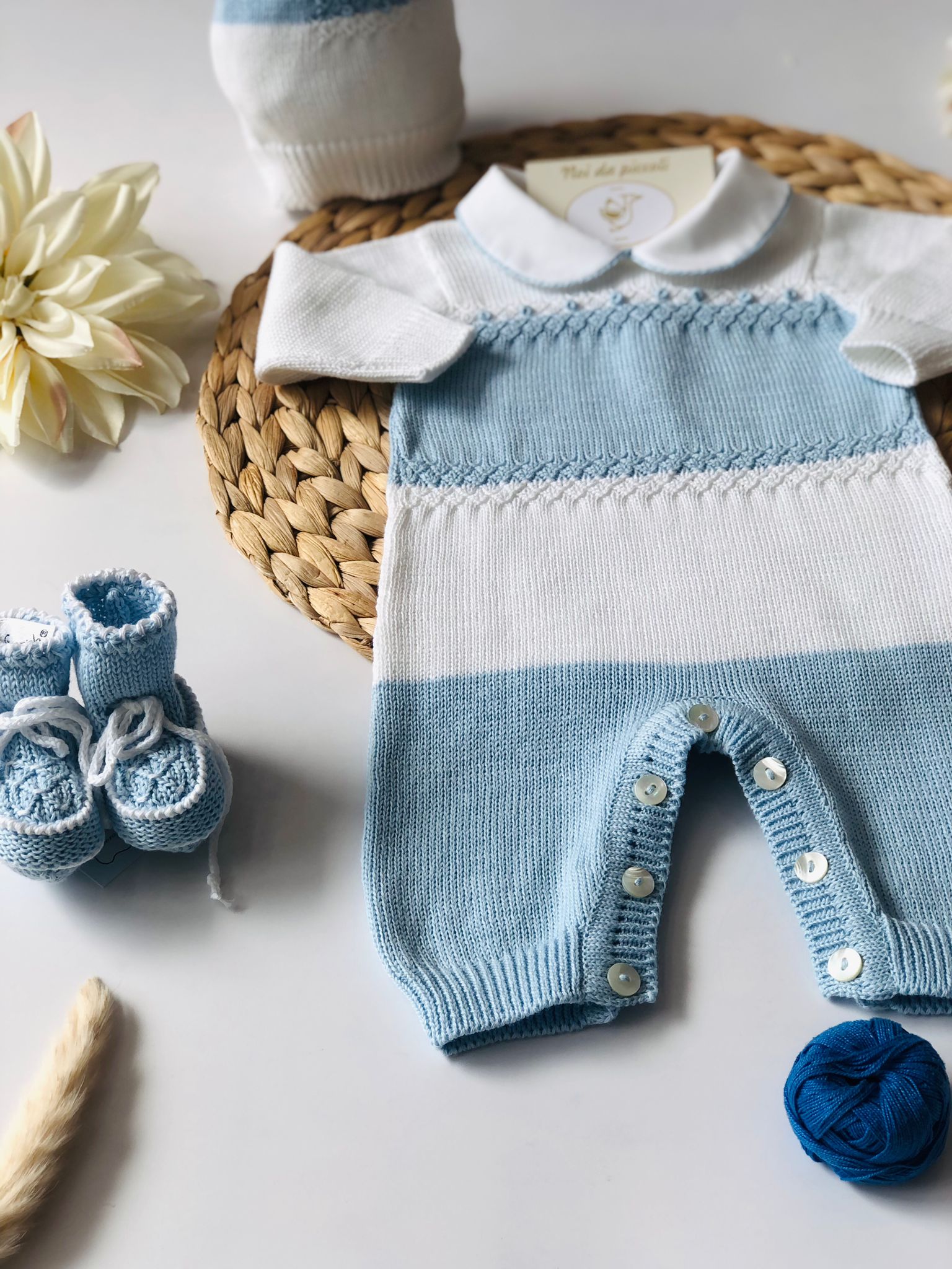 COORDINATO CON TUTINA BIANCO E CIELO RICAMATO A MANO ALASSIO - Noi da piccoli