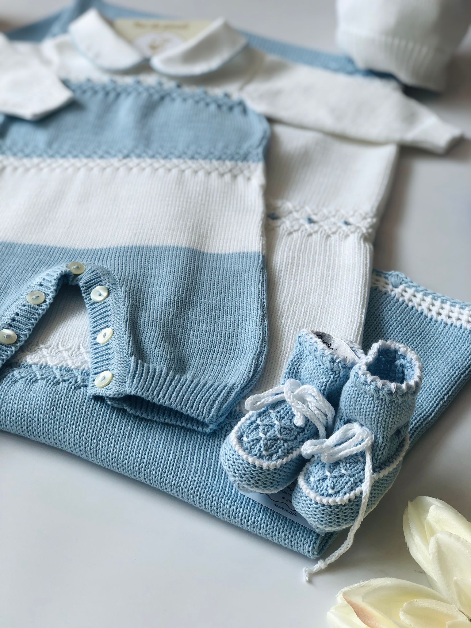 COORDINATO CON TUTINA BIANCO E CIELO RICAMATO A MANO ALASSIO - Noi da piccoli