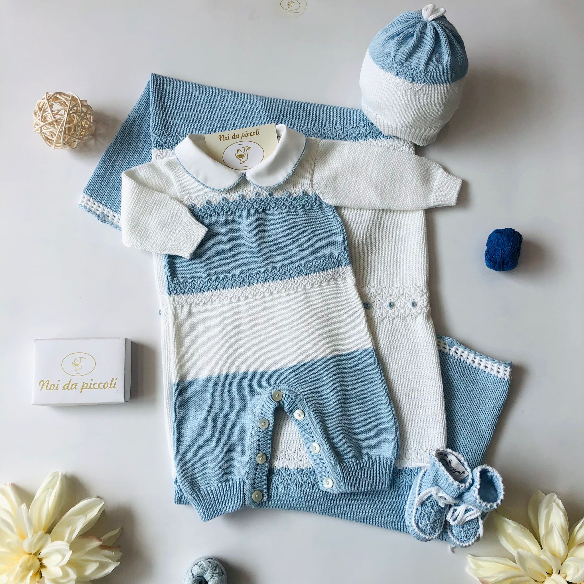 COORDINATO CON TUTINA BIANCO E CIELO RICAMATO A MANO ALASSIO - Noi da piccoli