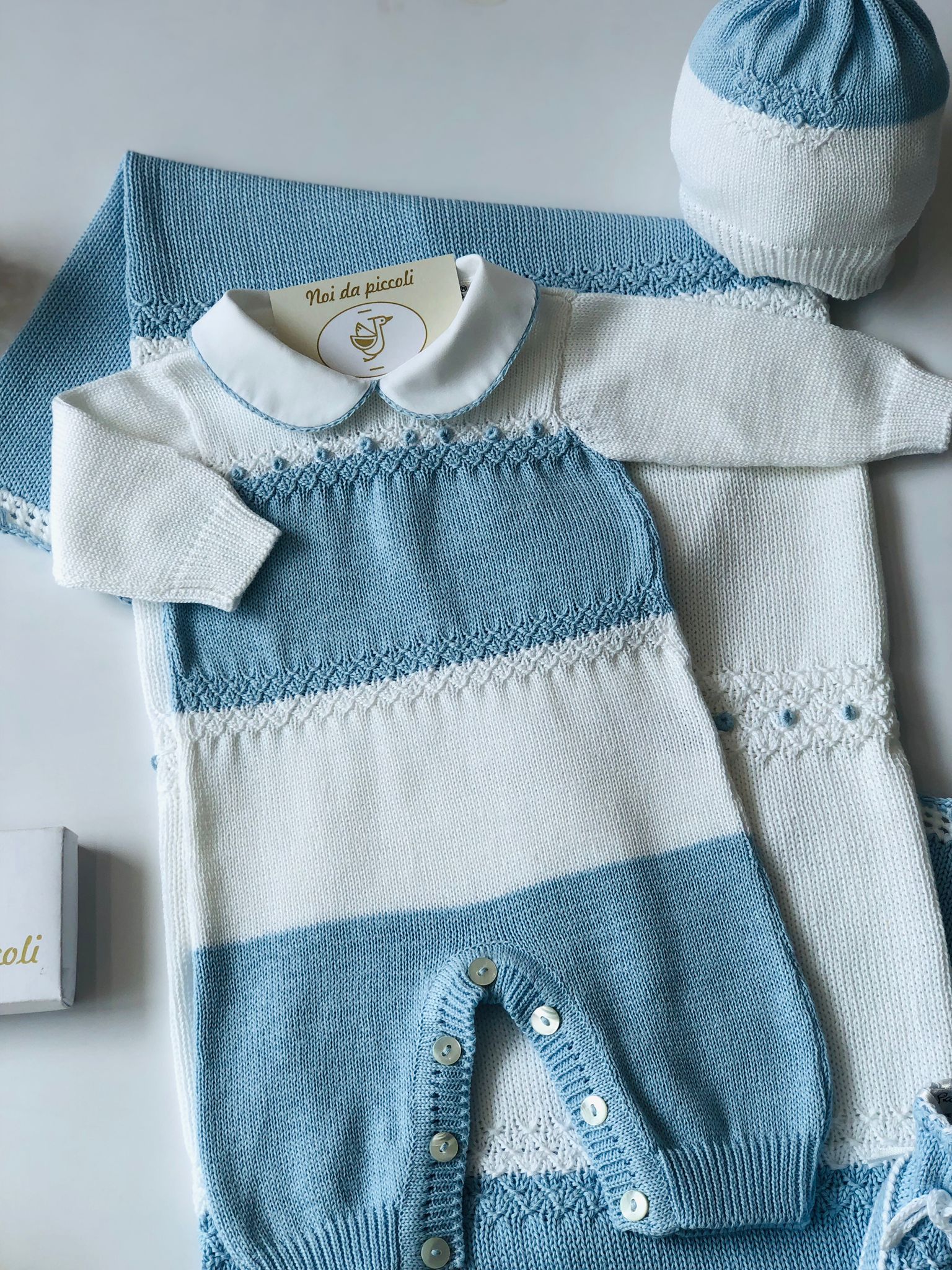 COORDINATO CON TUTINA BIANCO E CIELO RICAMATO A MANO ALASSIO - Noi da piccoli