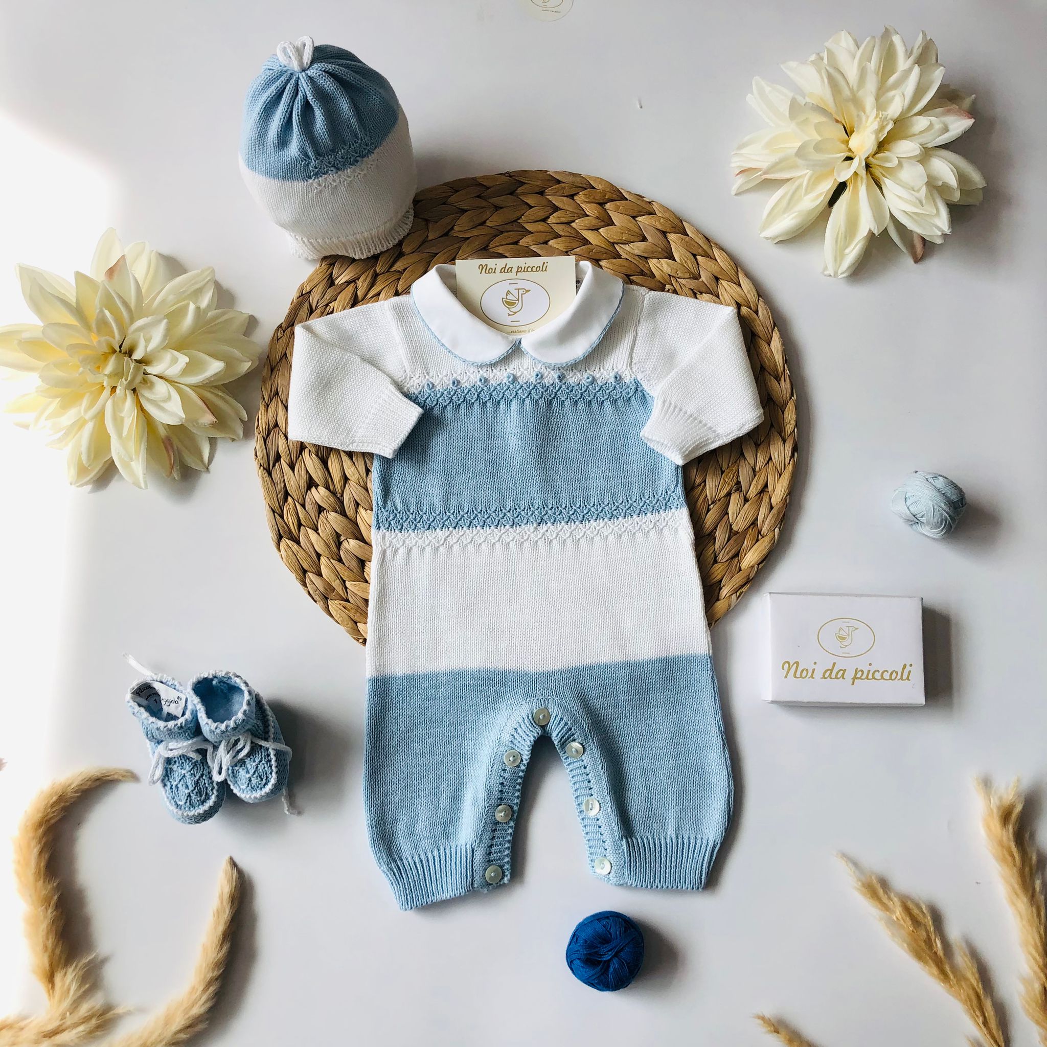 COORDINATO CON TUTINA BIANCO E CIELO RICAMATO A MANO ALASSIO - Noi da piccoli