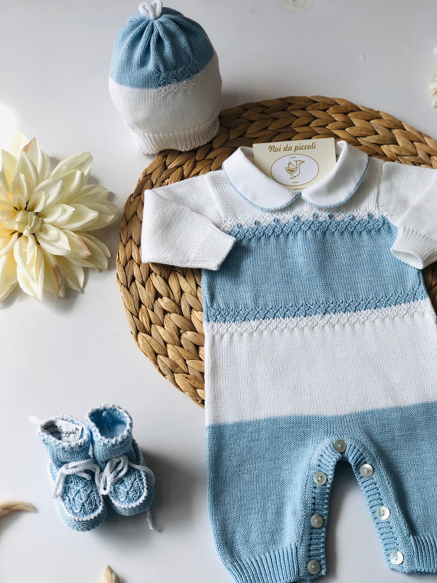 COORDINATO CON TUTINA BIANCO E CIELO RICAMATO A MANO ALASSIO - Noi da piccoli