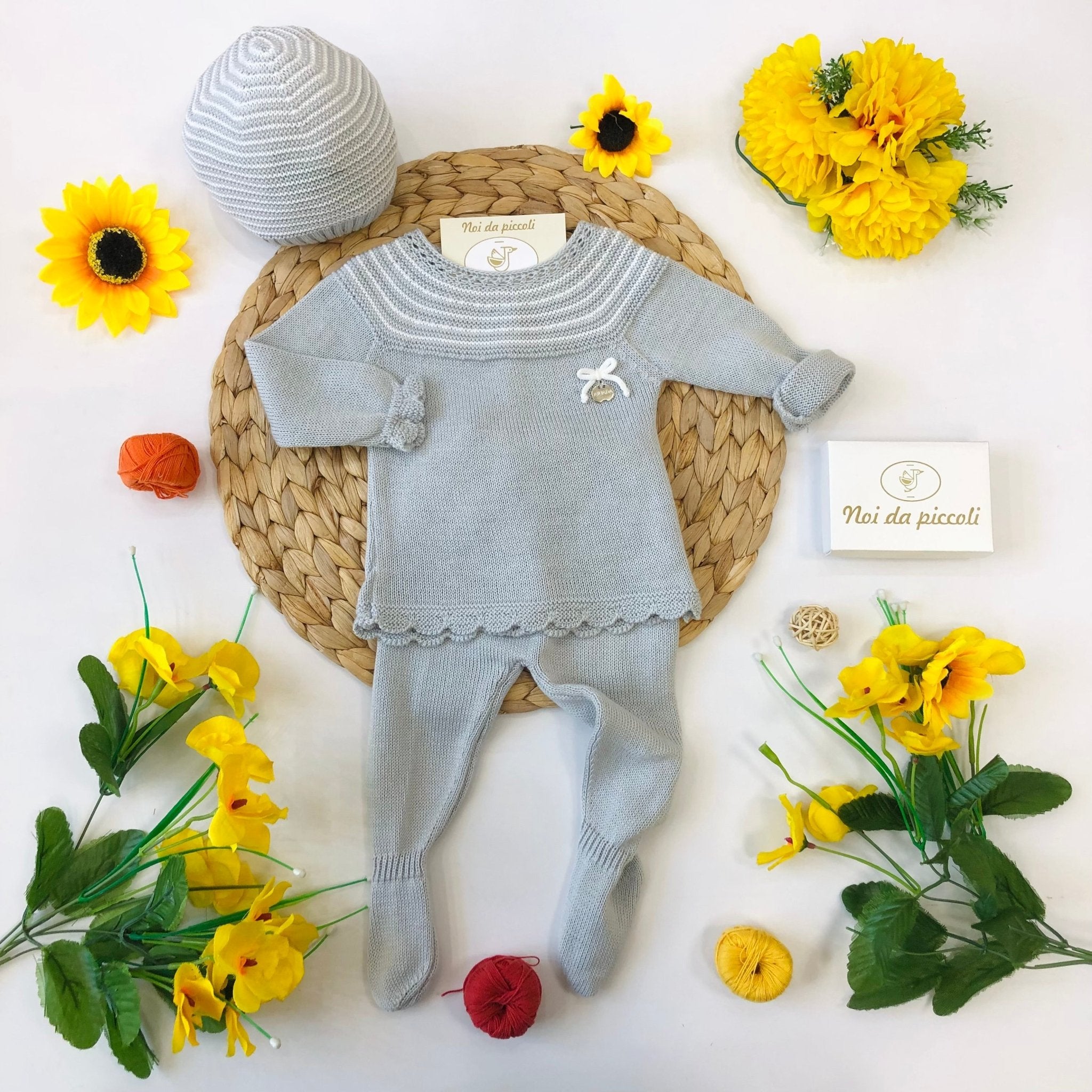 COPERTINA CON COMPLETO 2PZ E CAPPELLINO IN FILATO GRIGIO PERLA - Noi da piccoli