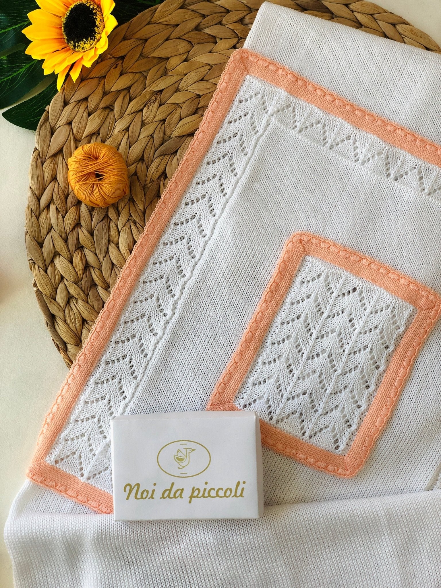 COPERTINA IN FILO DI COTONE BIANCO E PESCO - Noi da piccoli
