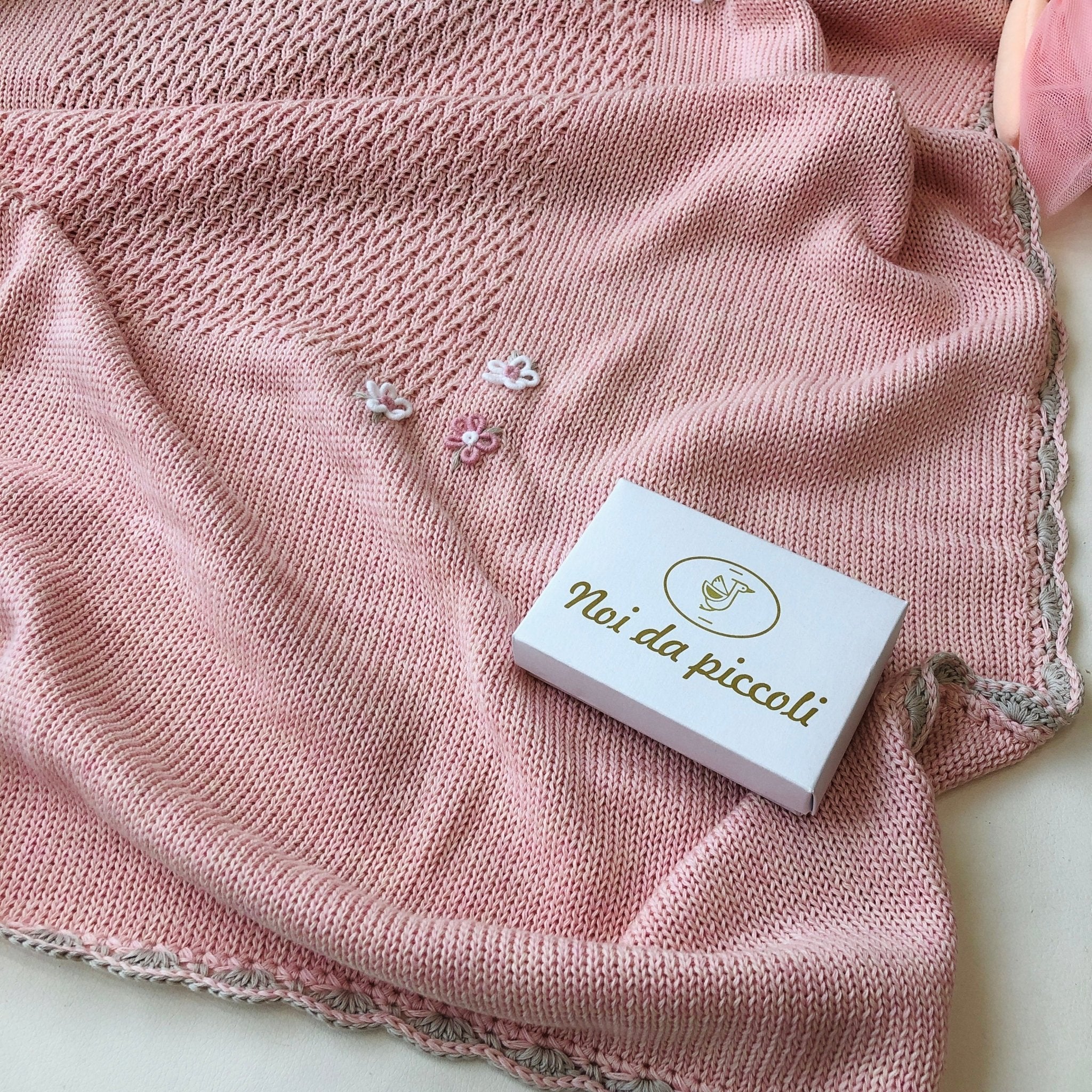 COPERTINA ROSA RICAMATA A MANO NAIME FILO DI COTONE - Noi da piccoli