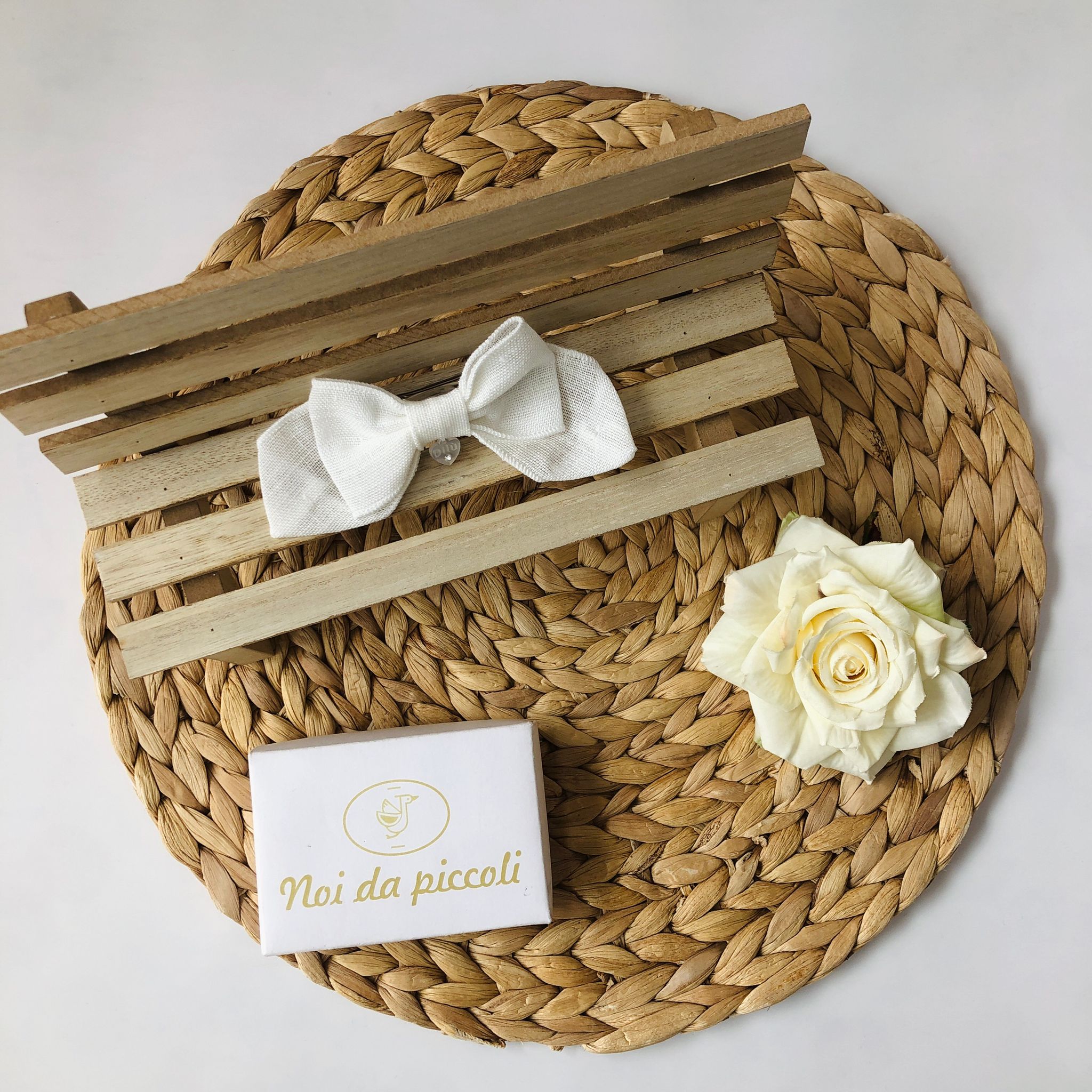 FERMAGLIO CON FIOCCHETTO IN LINO BIANCO - Noi da piccoli