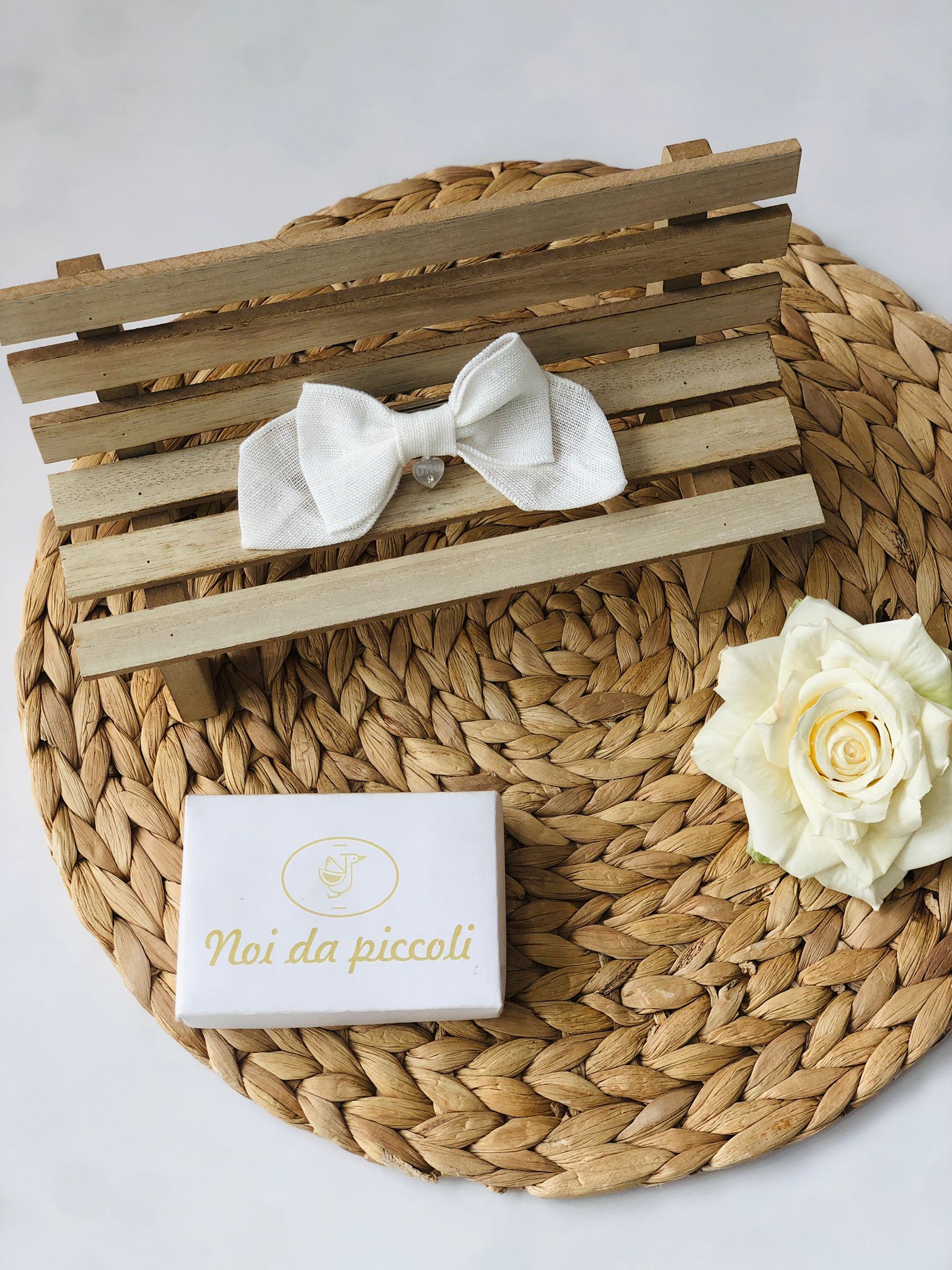 FERMAGLIO CON FIOCCHETTO IN LINO BIANCO - Noi da piccoli