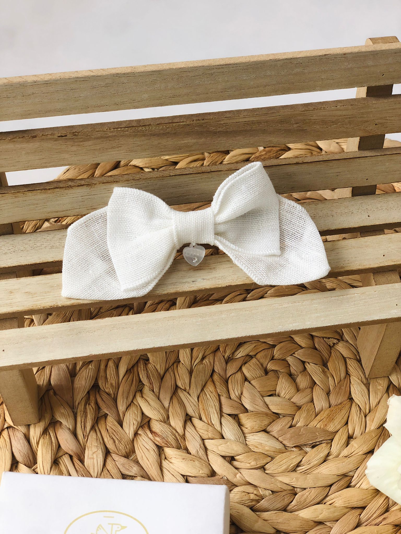 FERMAGLIO CON FIOCCHETTO IN LINO BIANCO - Noi da piccoli