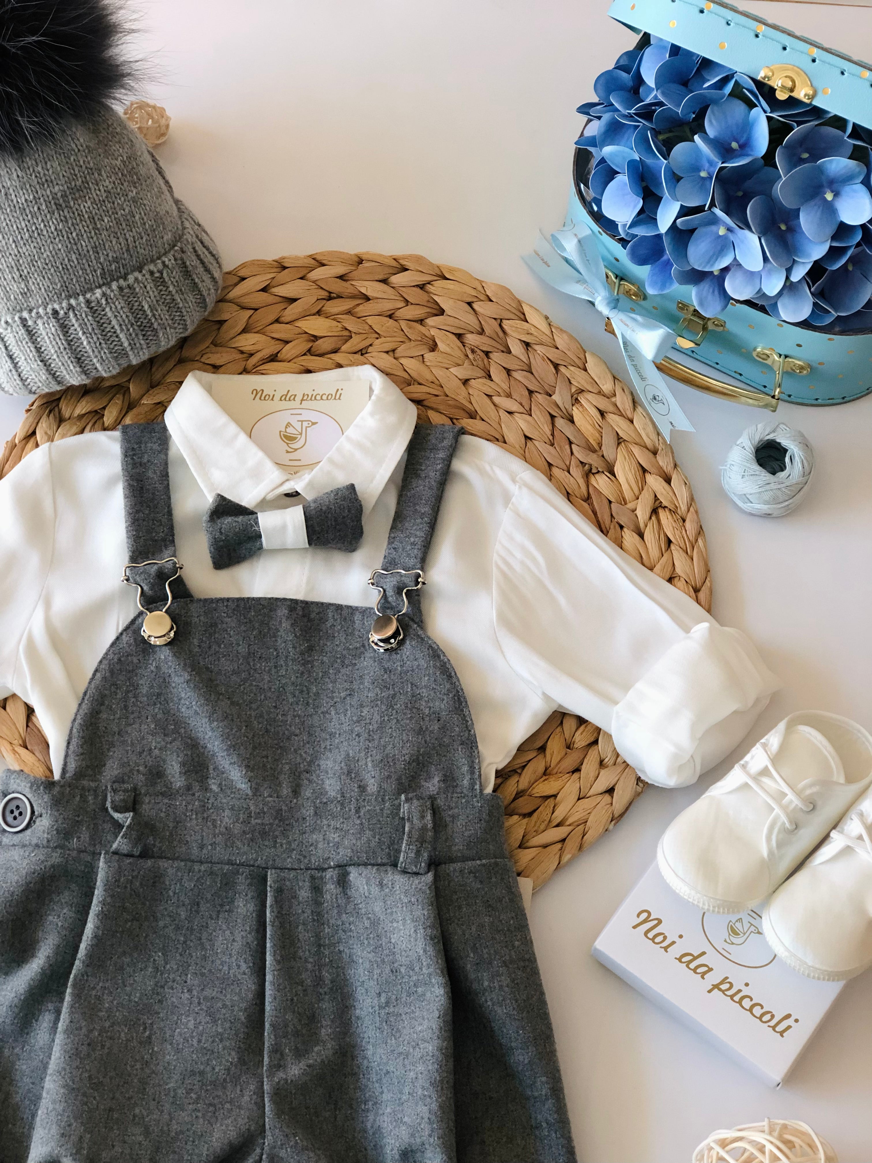 SALOPETTE GRIGIA CON CAMICINA E PAPILLON