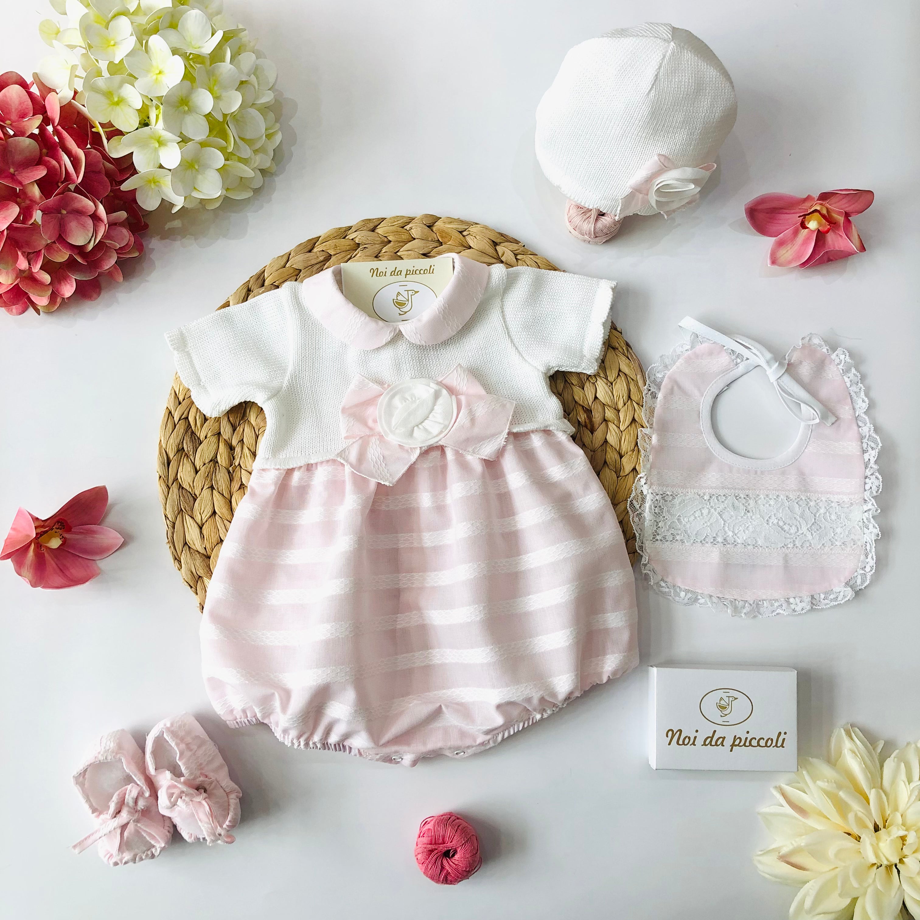 COMBINAISON EN FIL ET TISSU ROSE AVEC CHAUSSONS