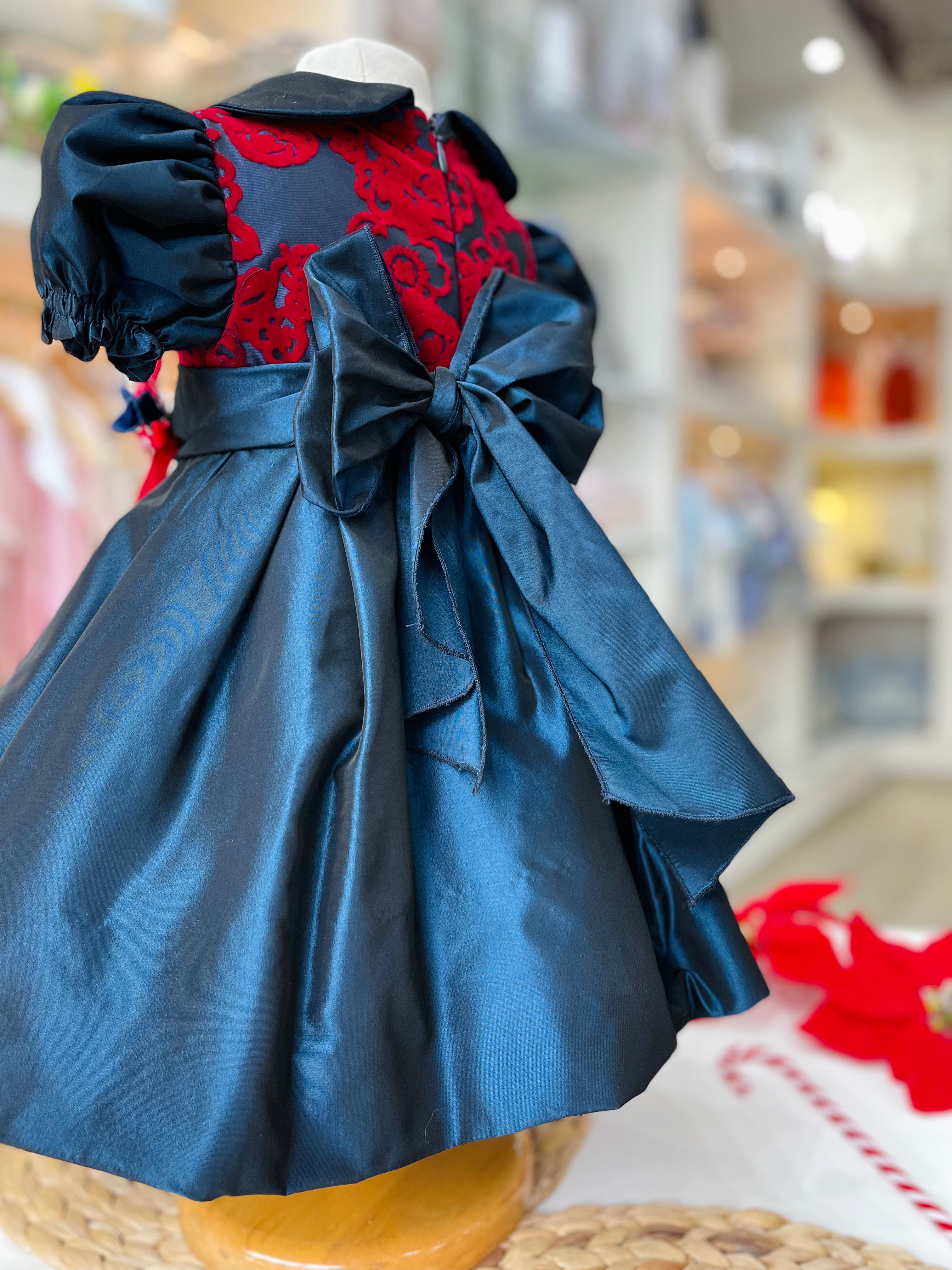 ABITINO BLU E DETTAGLI ROSSO