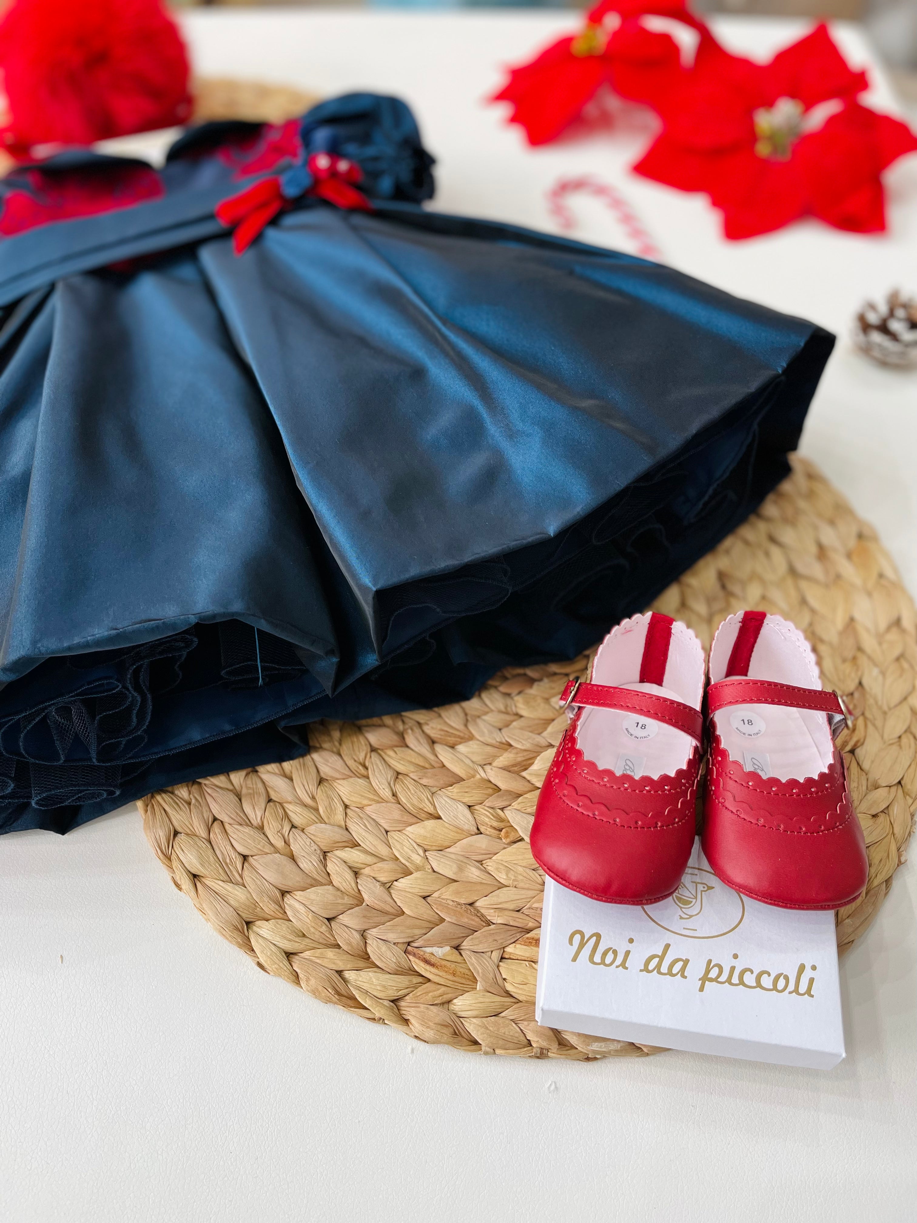 ABITINO BLU E DETTAGLI ROSSO