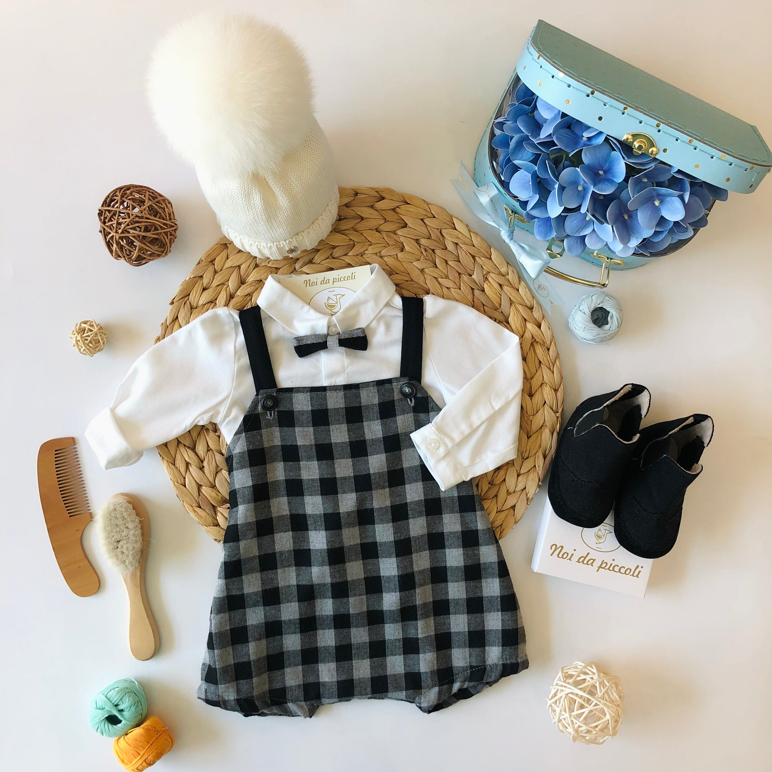 SALOPETTE À CARREAUX GRIS ET NOIRS AVEC CHEMISE ET NŒUD PAPILLON