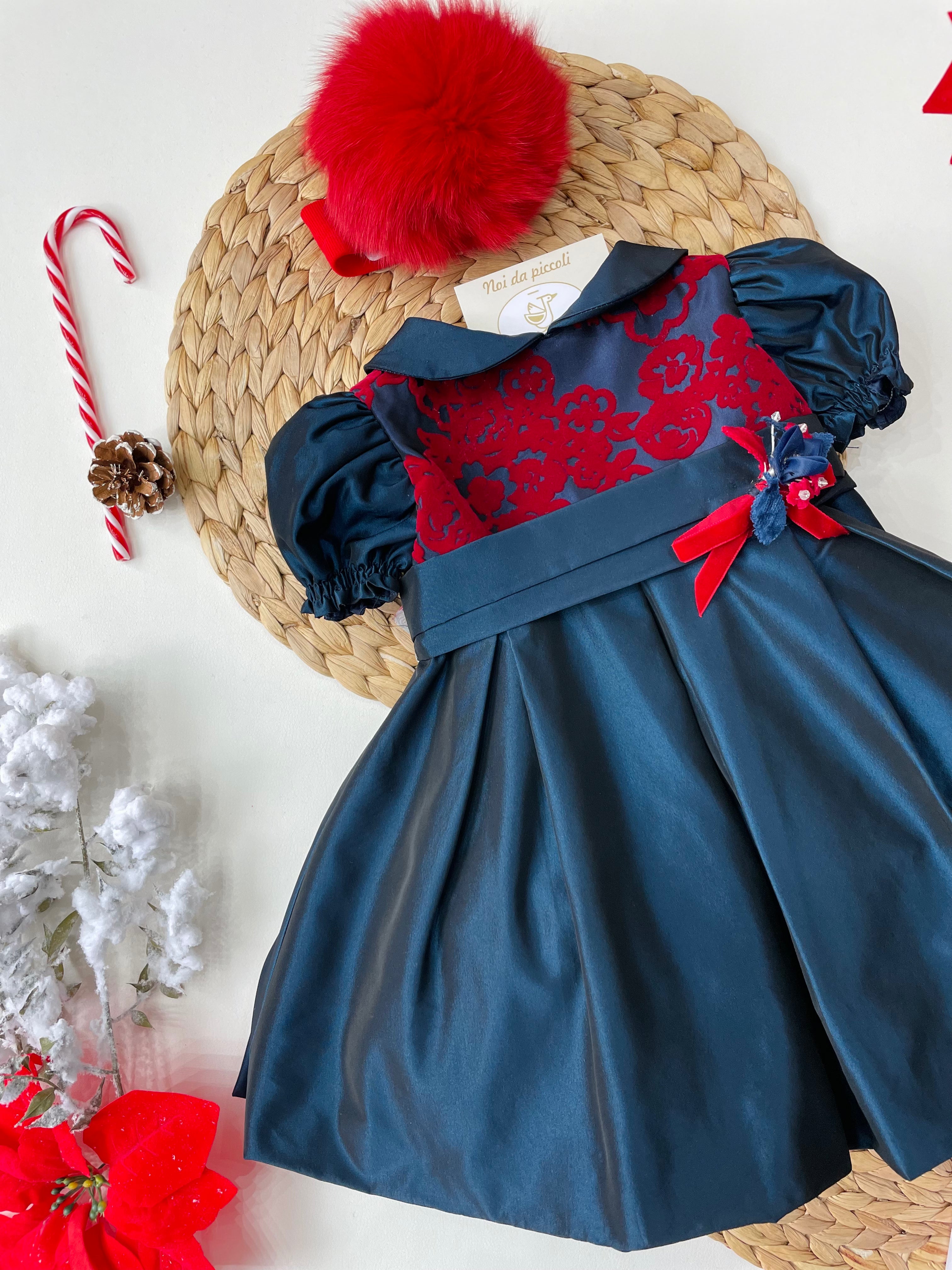 ABITINO BLU E DETTAGLI ROSSO