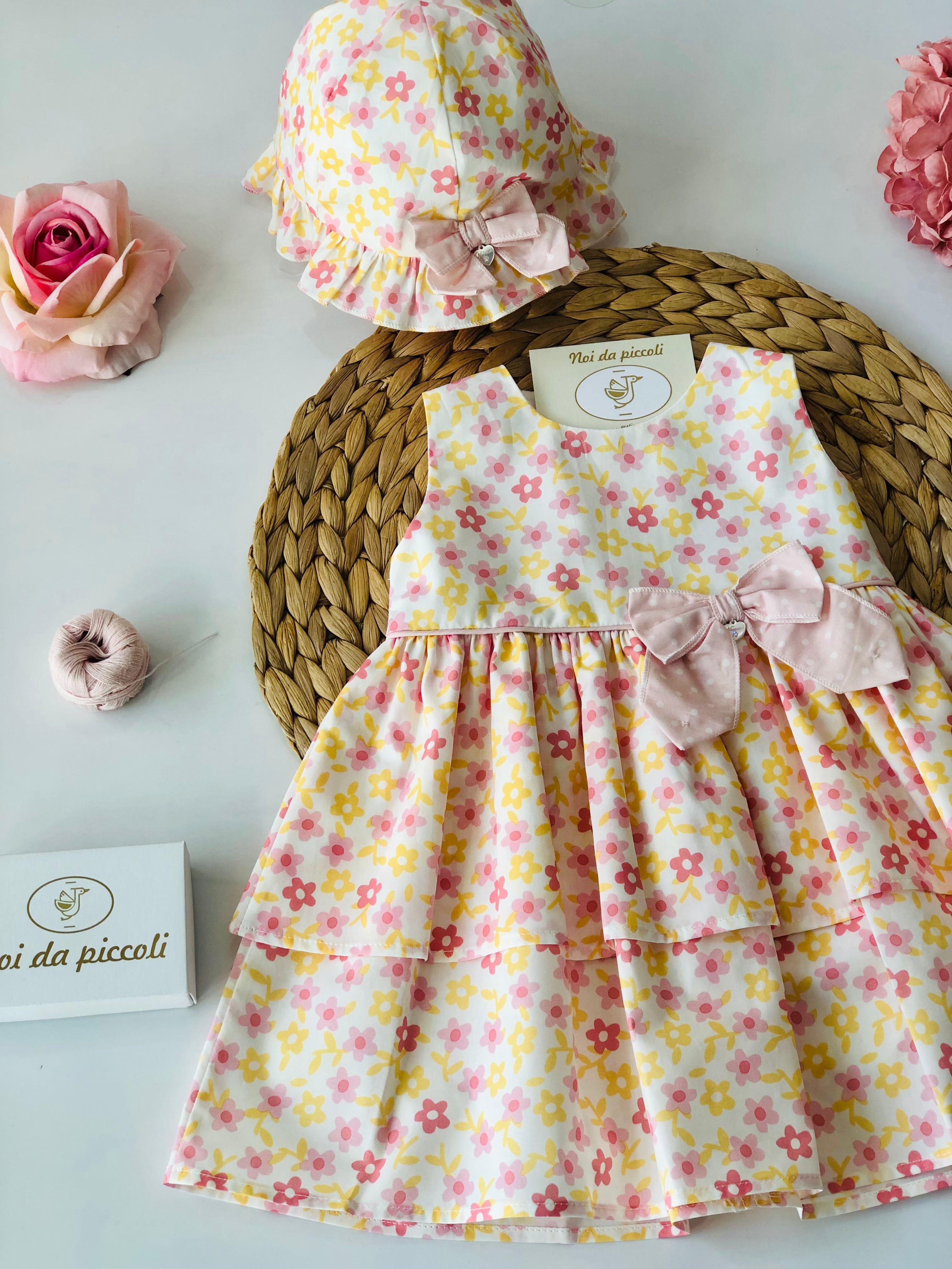 ROBE À FLEURS ROSES ET JAUNES