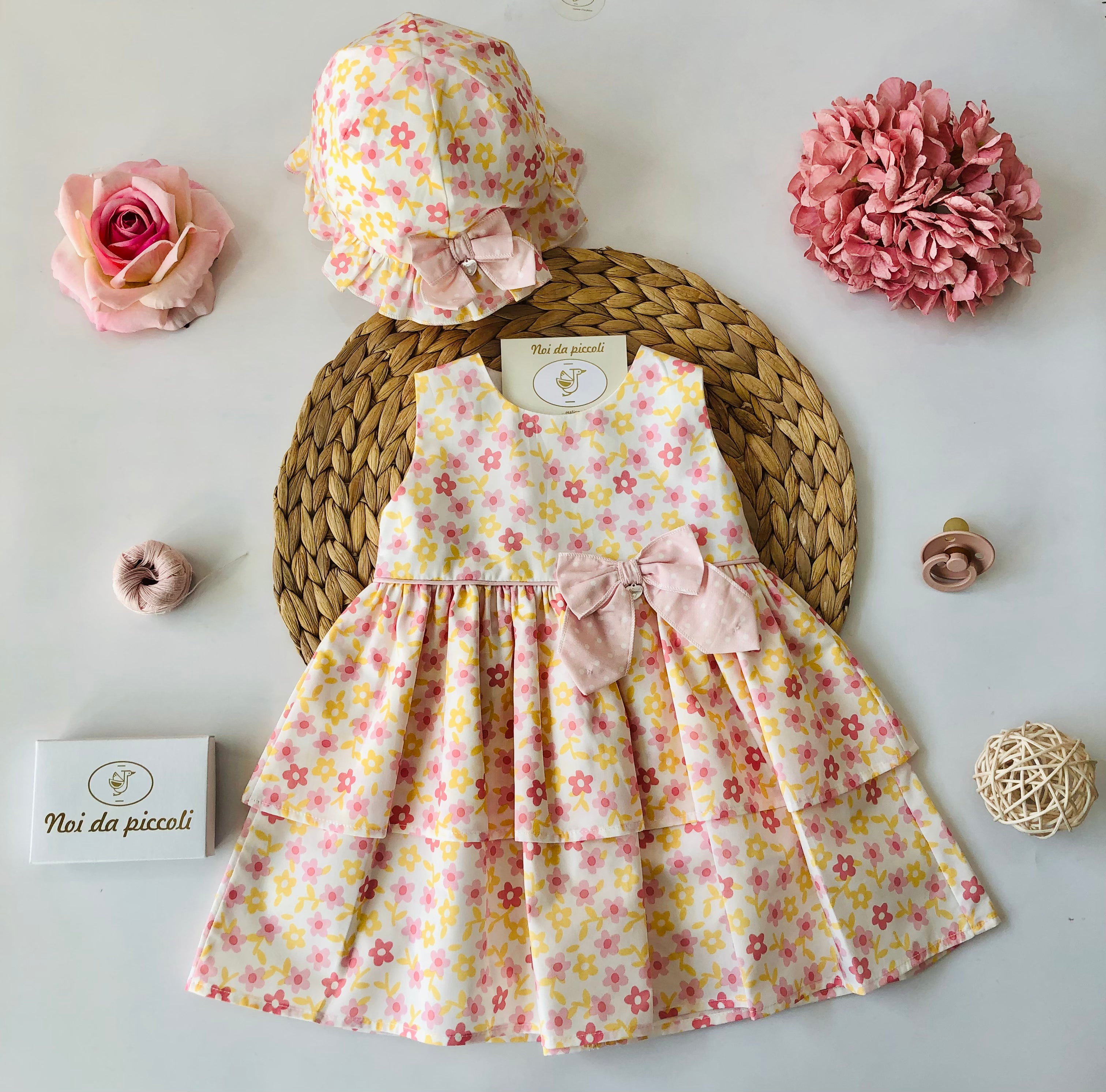 ROBE À FLEURS ROSES ET JAUNES