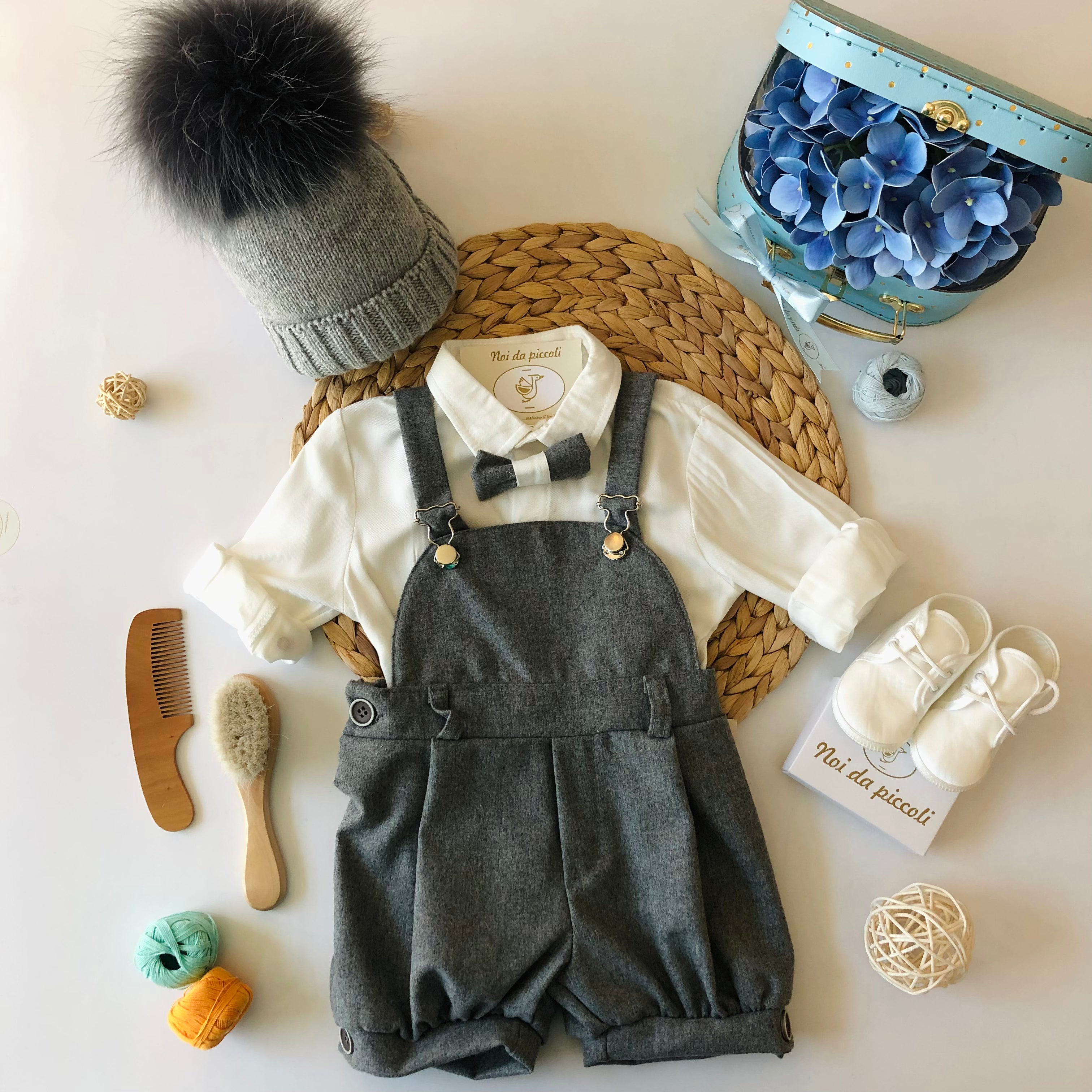 SALOPETTE GRISE AVEC CHEMISE ET NŒUD PAPILLON