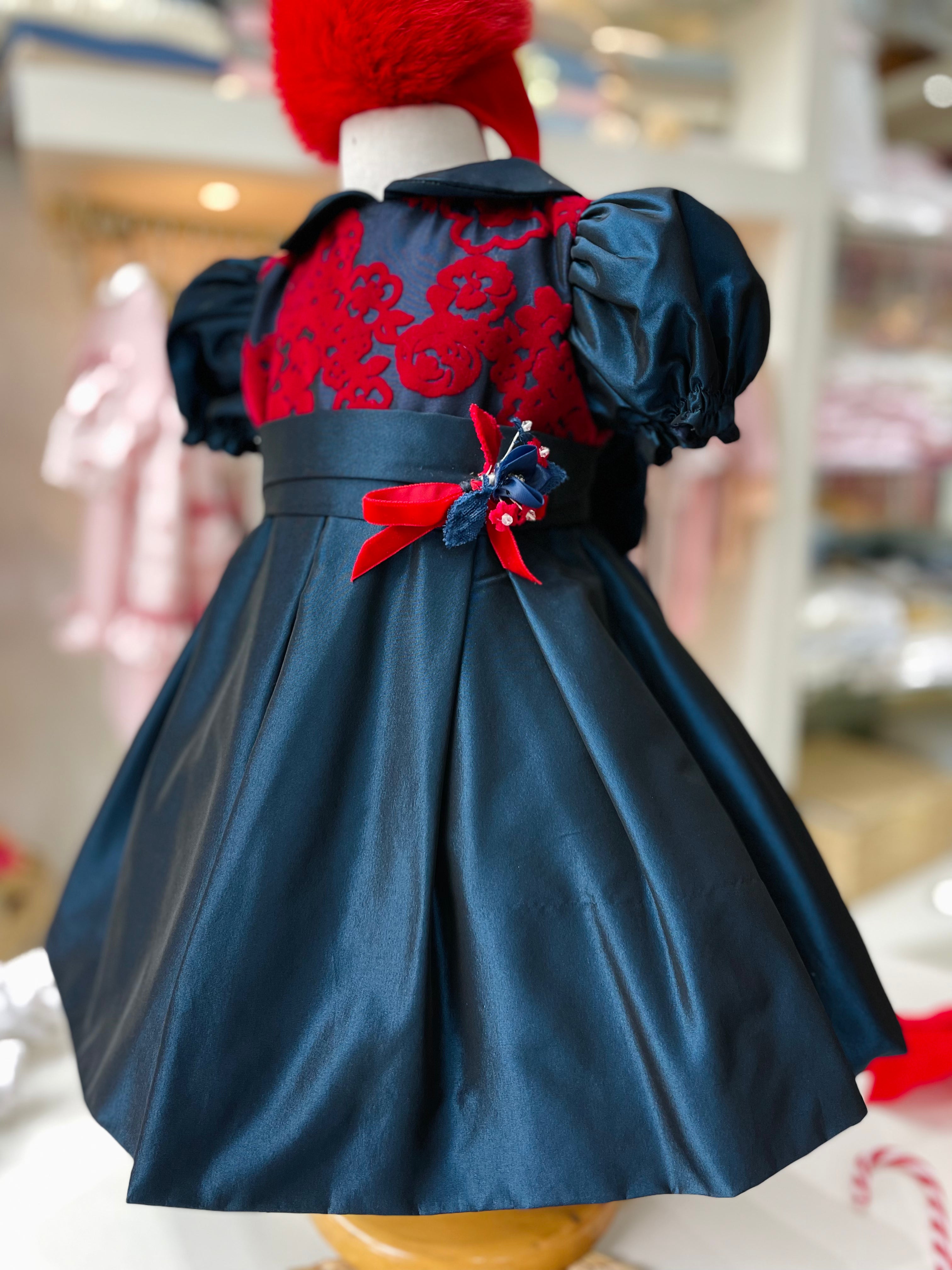 ABITINO BLU E DETTAGLI ROSSO