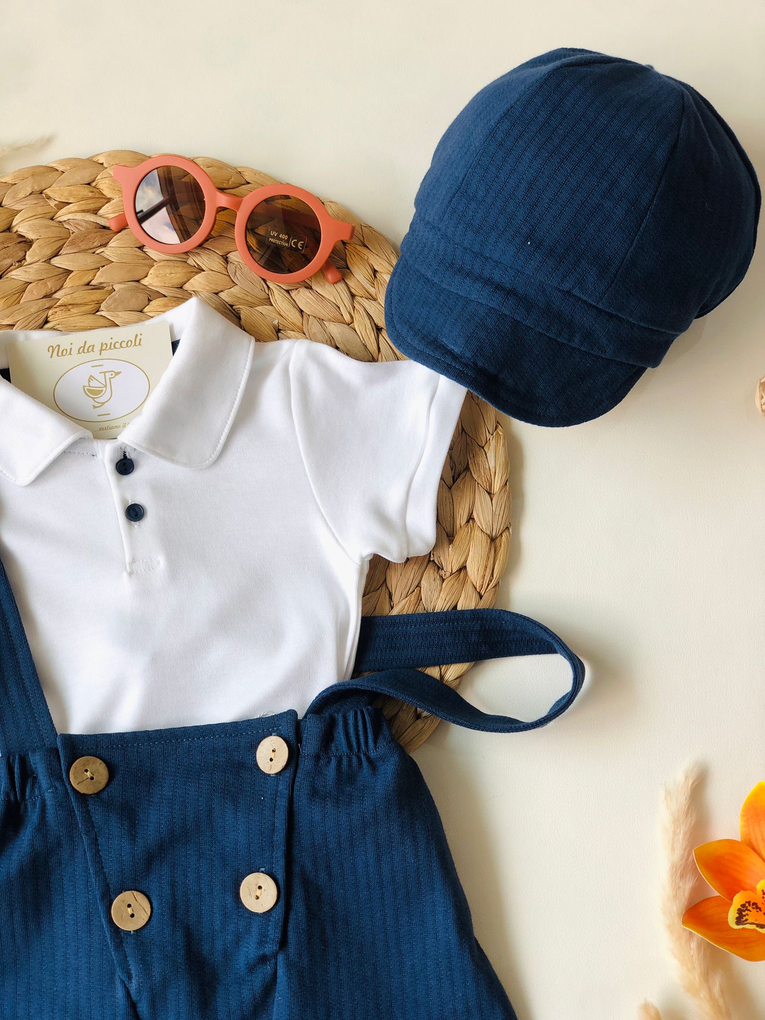 MAGLIA CON SALOPETTE E CAPPELLINO BLU COTONE ORGANICO - Noi da piccoli