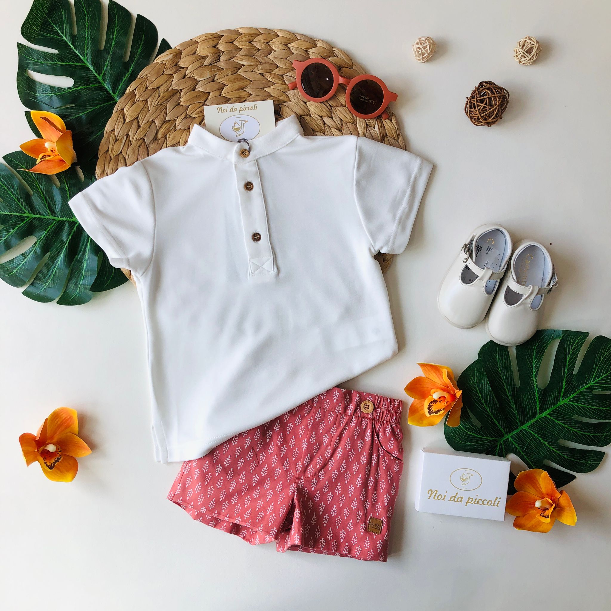 MAGLIETTINA BIANCA CON SHORT ROSSO CON FOGLIOLINE BIANCA - Noi da piccoli