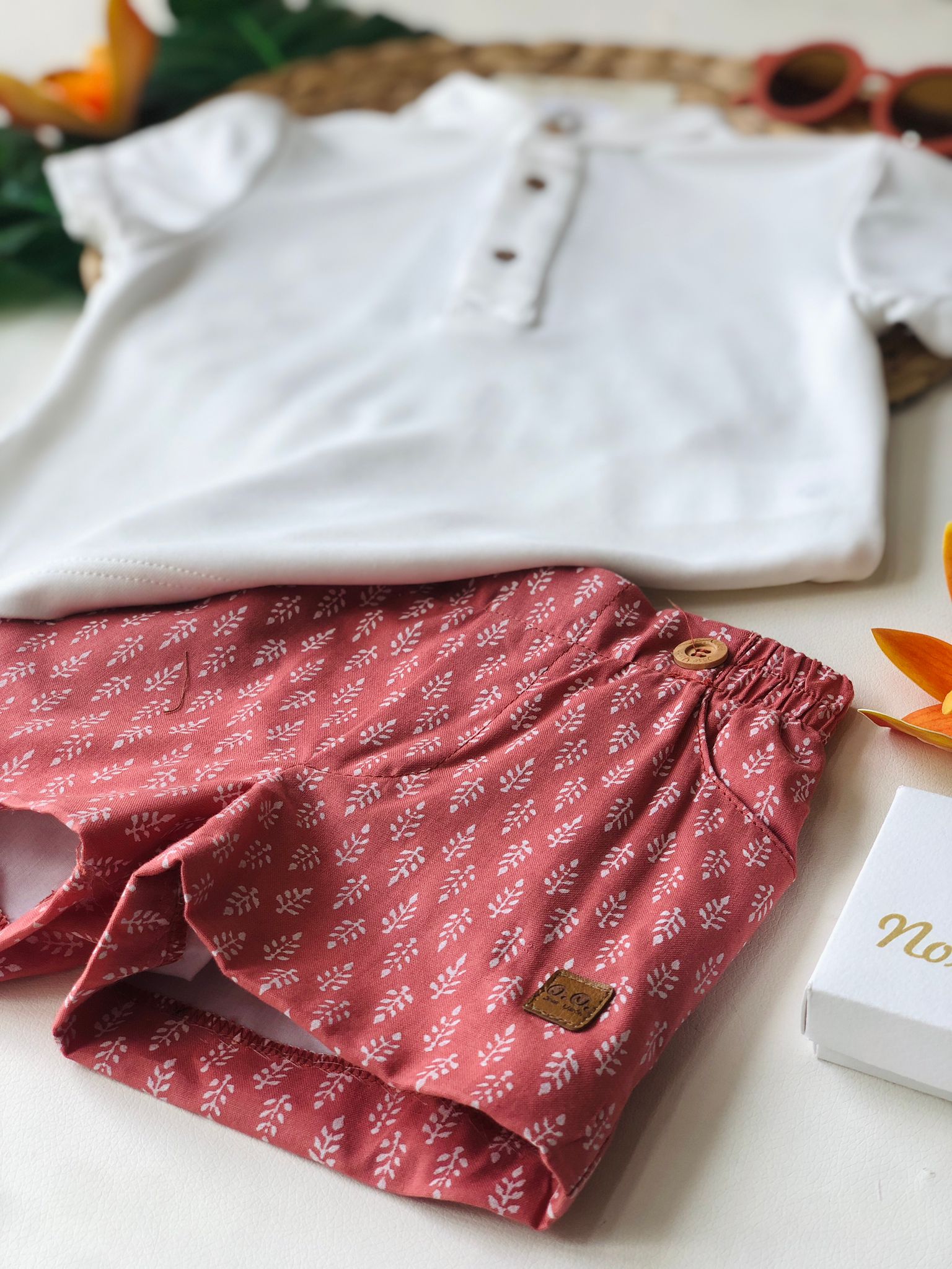 MAGLIETTINA BIANCA CON SHORT ROSSO CON FOGLIOLINE BIANCA - Noi da piccoli