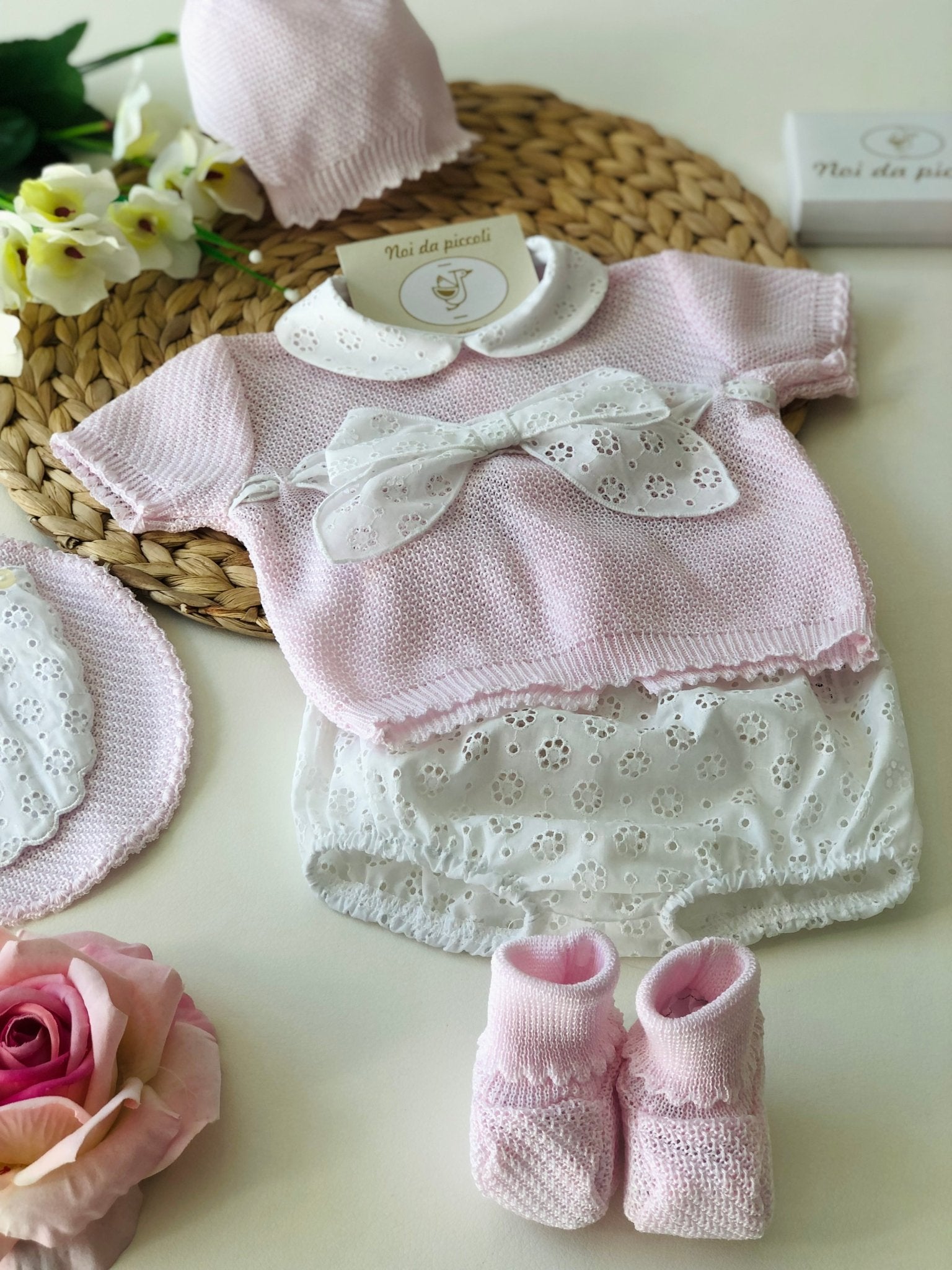 MAGLIETTINA CON CULOTTINA BIANCO E ROSA E PIZZO SAN GALLO FILO - Noi da piccoli