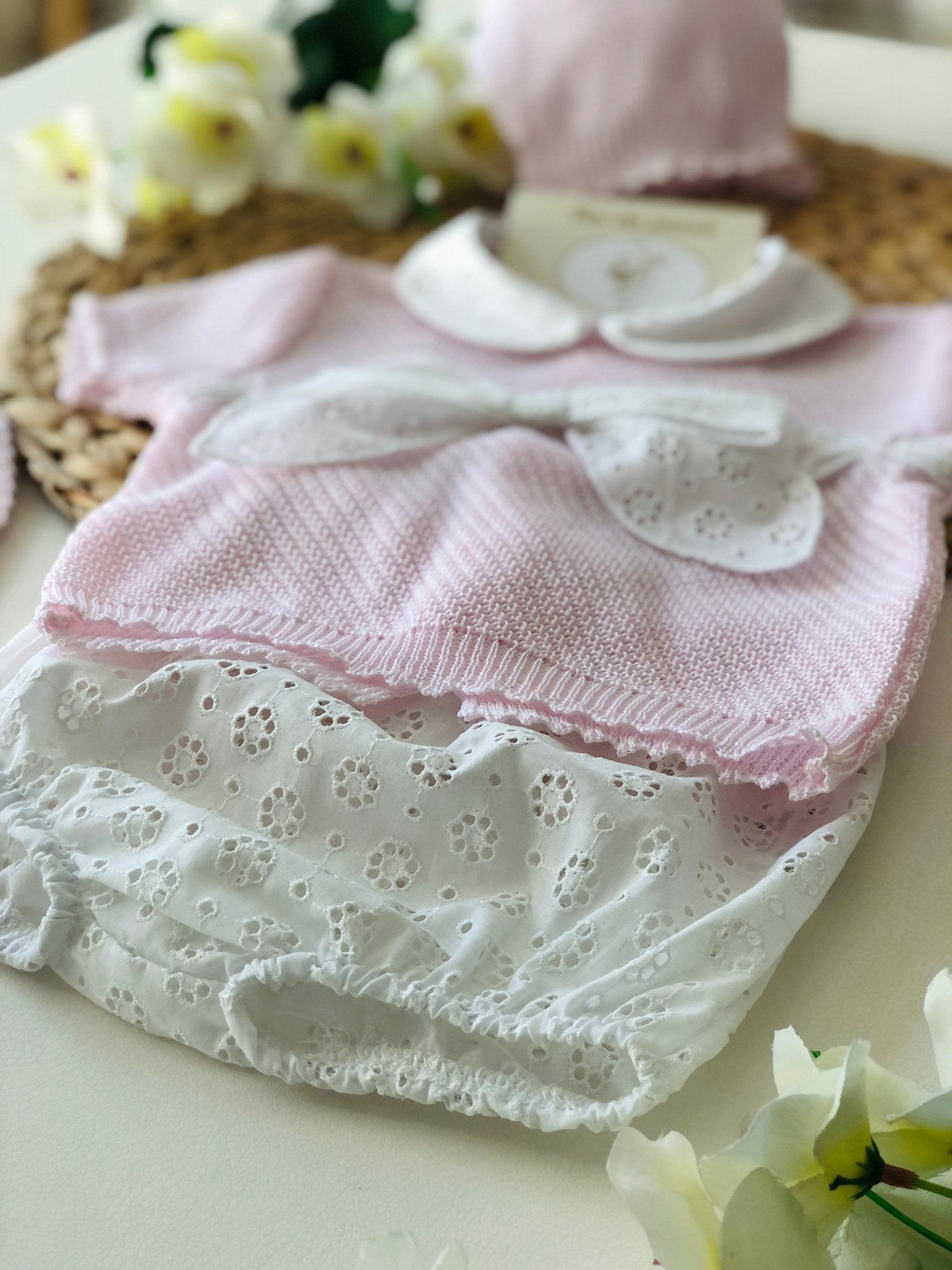 MAGLIETTINA CON CULOTTINA BIANCO E ROSA E PIZZO SAN GALLO FILO - Noi da piccoli