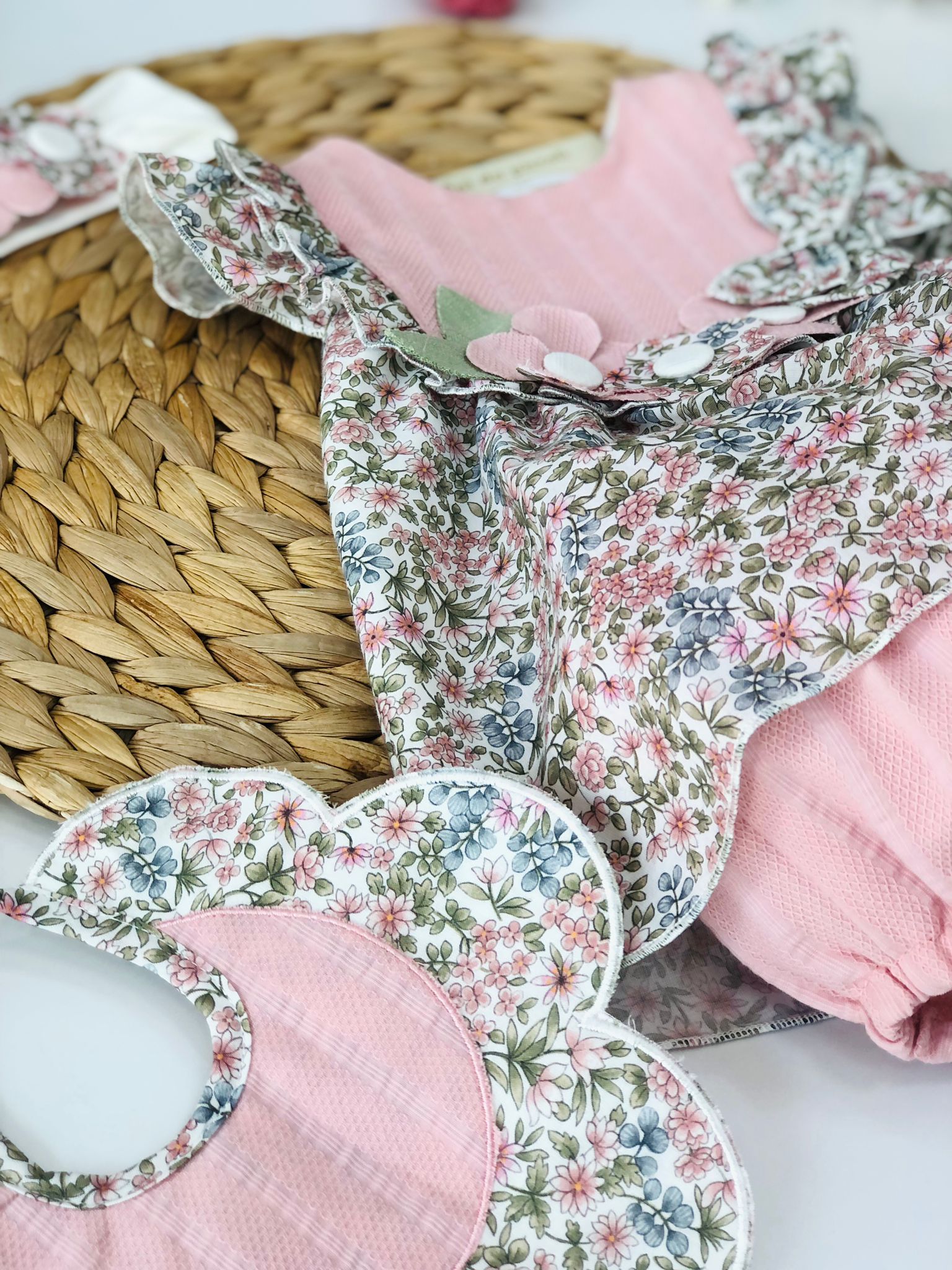 MINI ABITO CON CULOTTE IN COTONE BIANCO E ROSA ANTICO CON FIORELLINI - Noi da piccoli