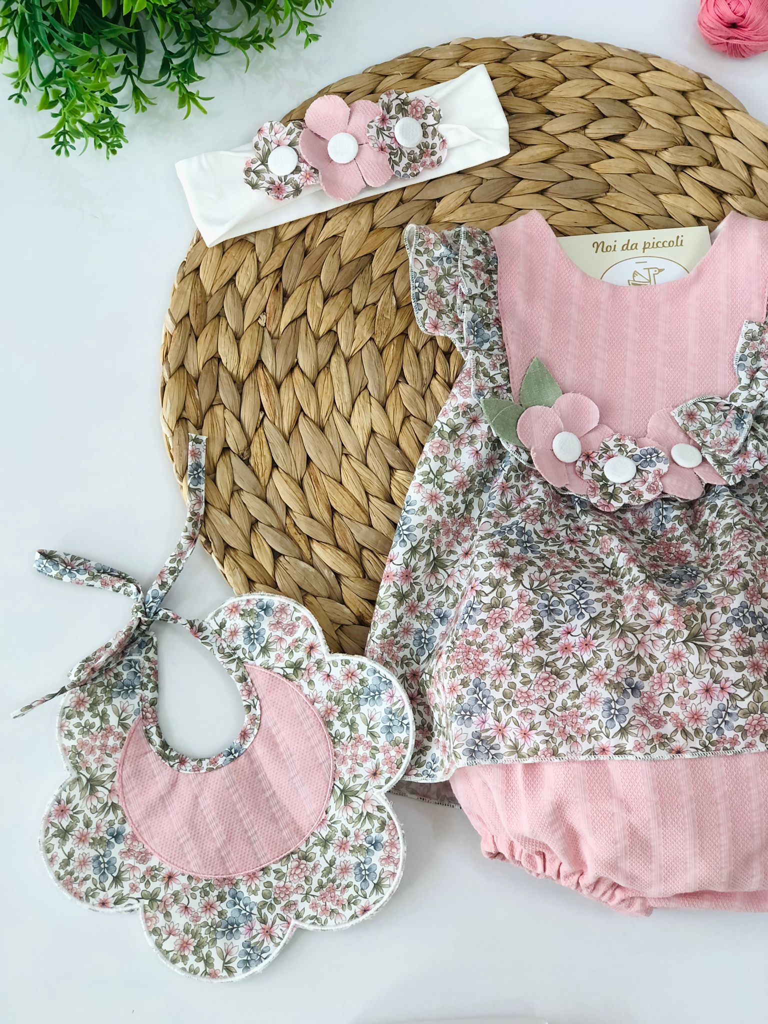 MINI ABITO CON CULOTTE IN COTONE BIANCO E ROSA ANTICO CON FIORELLINI - Noi da piccoli