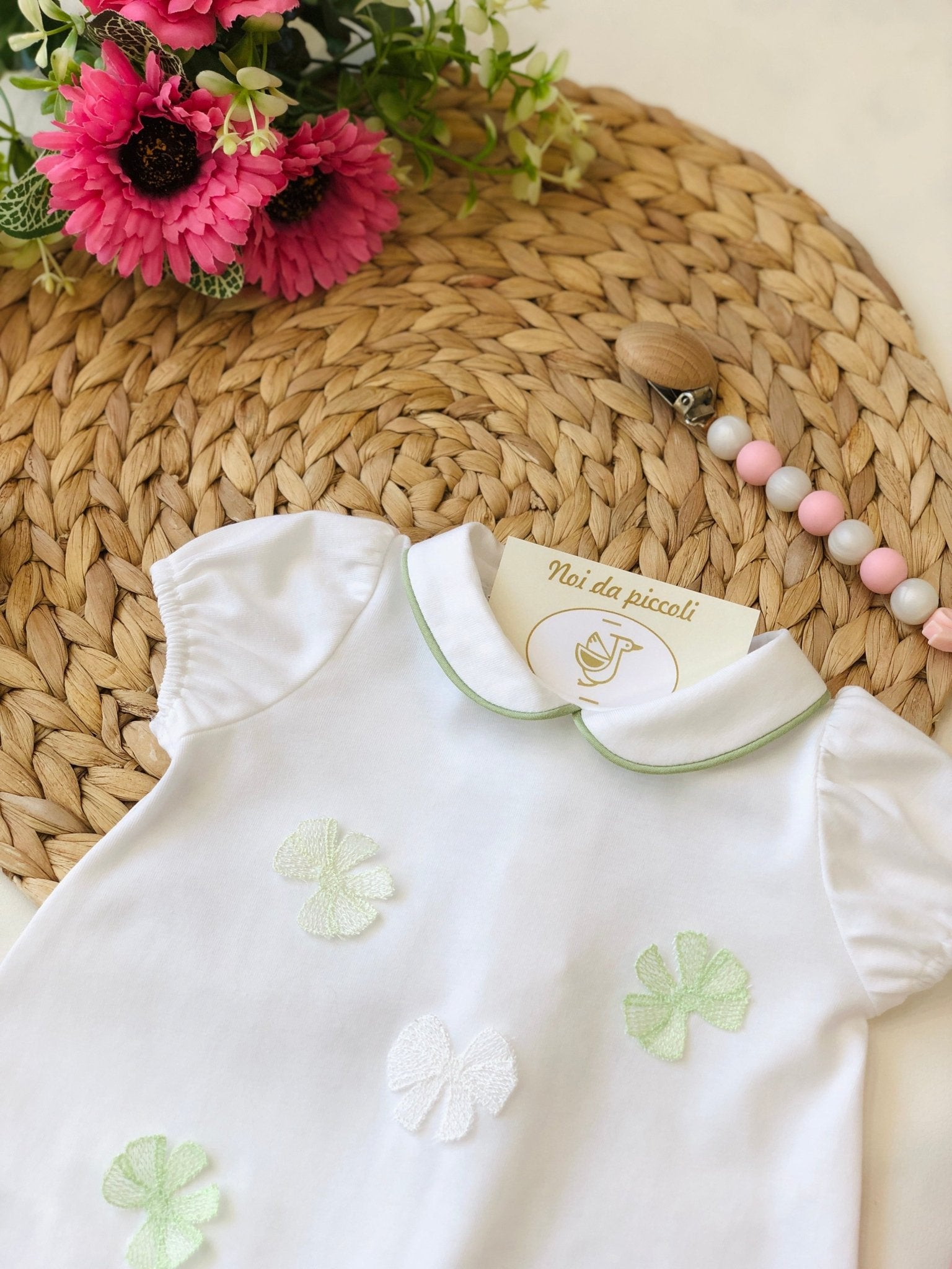 PAGLIACCETTO BIANCO CON FIOCCHETTI VERDE COTONE - Noi da piccoli