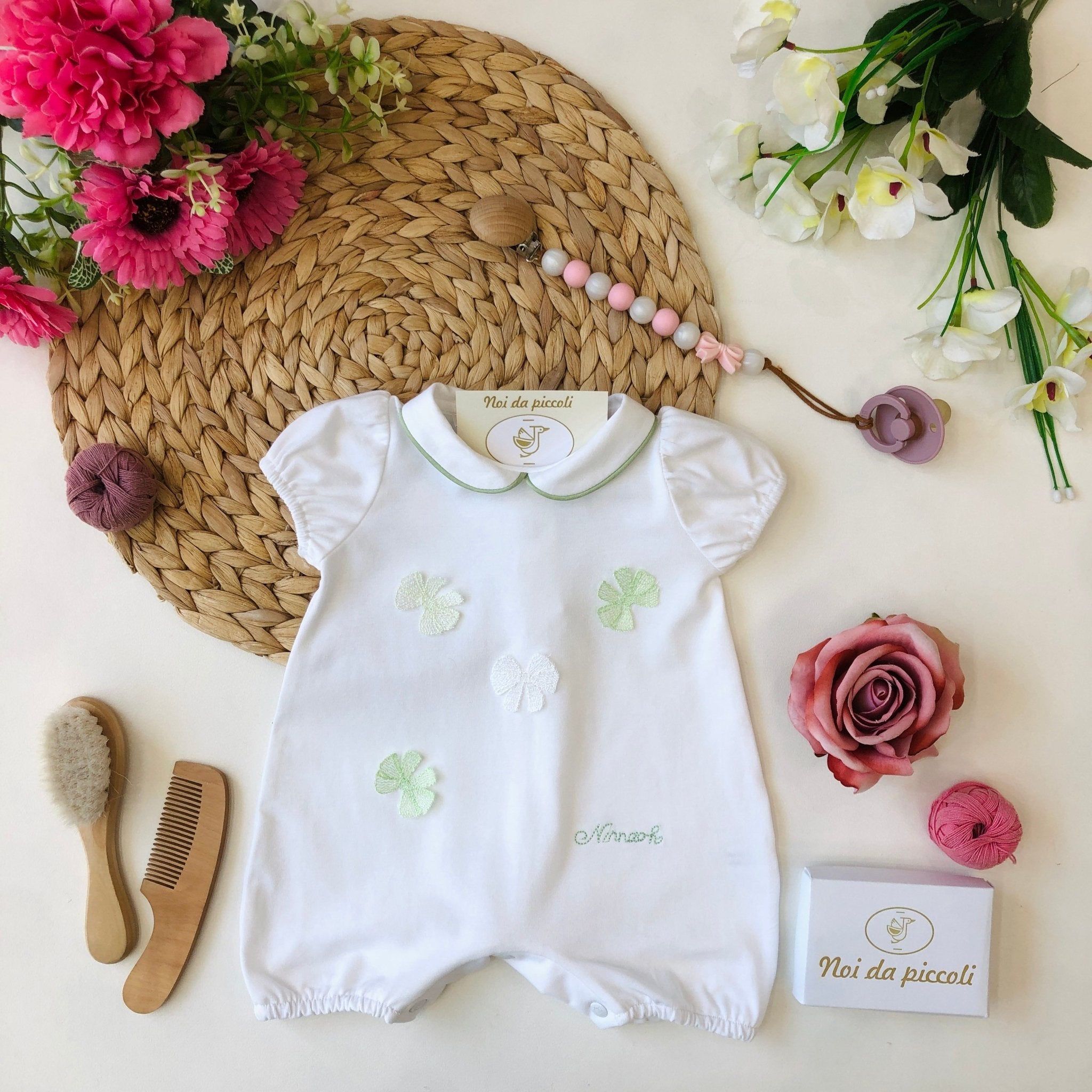 PAGLIACCETTO BIANCO CON FIOCCHETTI VERDE COTONE - Noi da piccoli