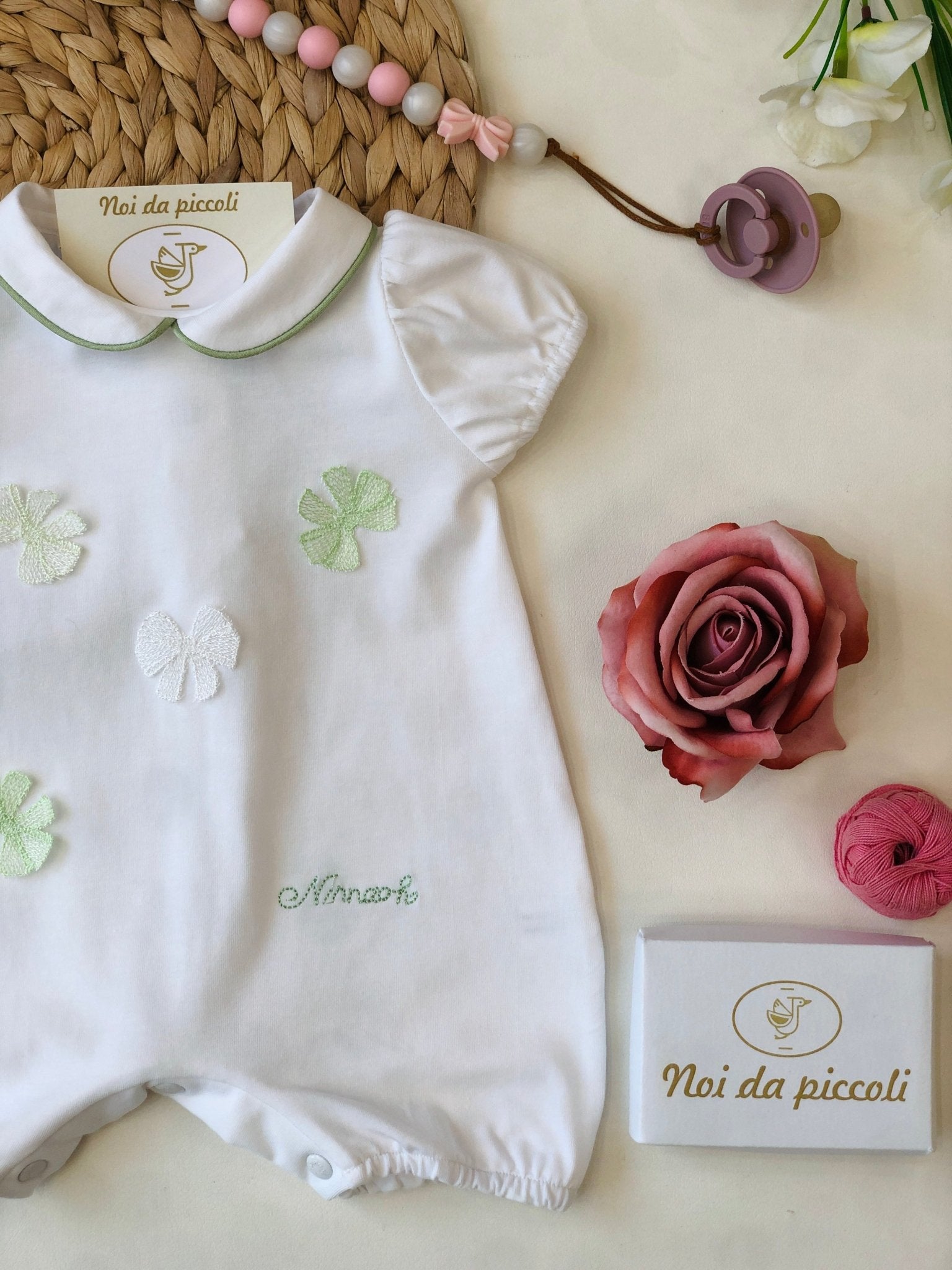 PAGLIACCETTO BIANCO CON FIOCCHETTI VERDE COTONE - Noi da piccoli