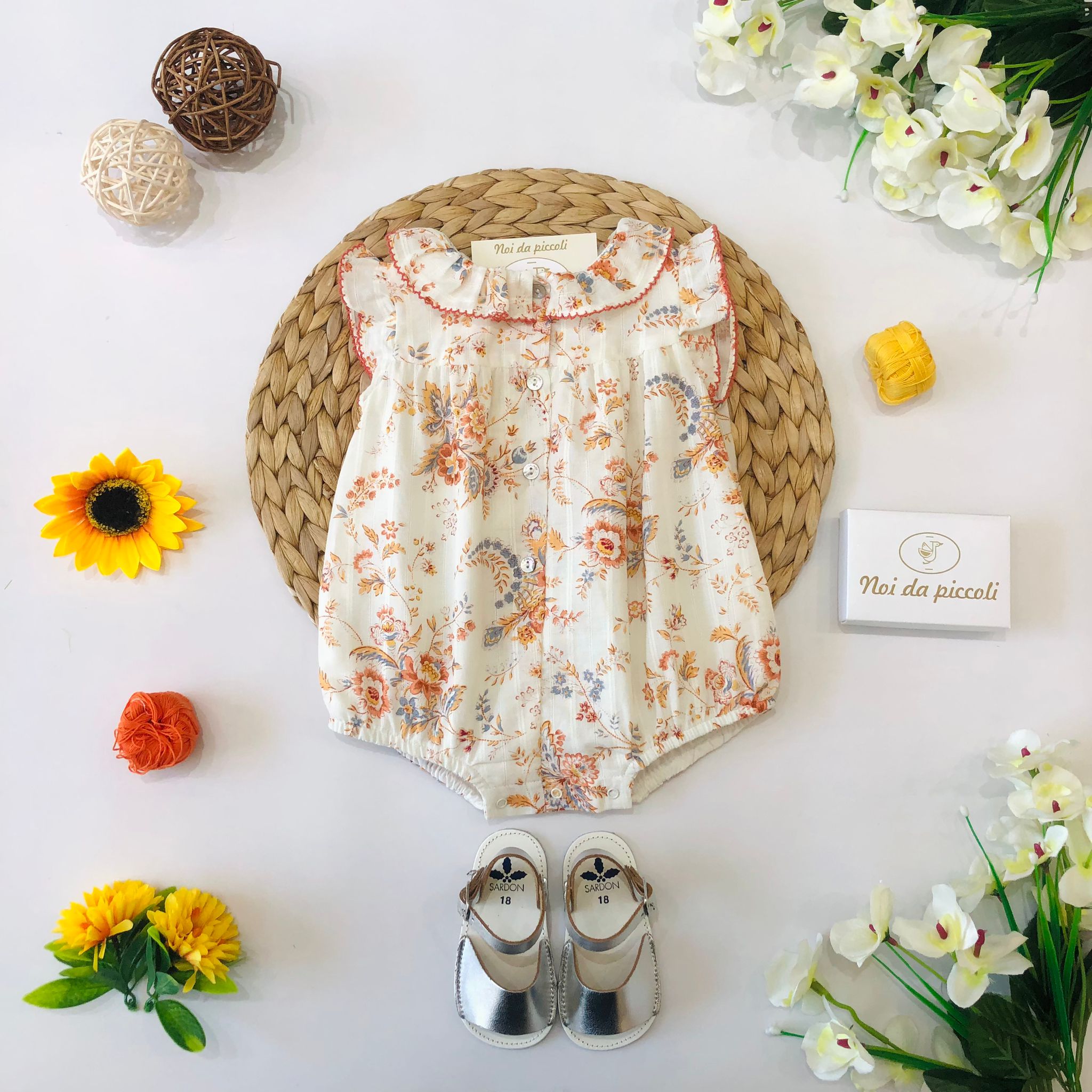 PAGLIACCETTO BIANCO CON FIORI E FOGLIE ARANCIO - Noi da piccoli