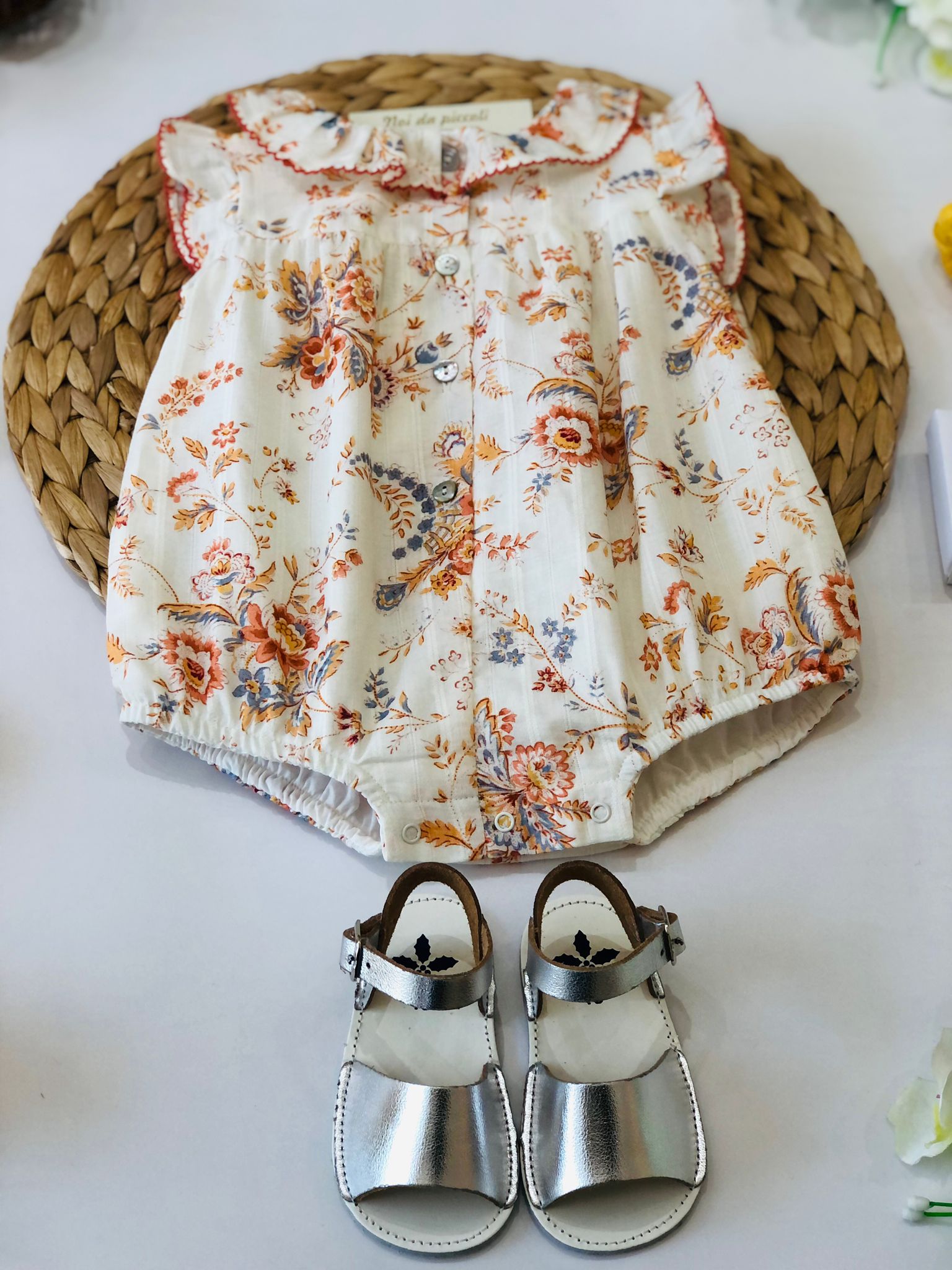 PAGLIACCETTO BIANCO CON FIORI E FOGLIE ARANCIO - Noi da piccoli