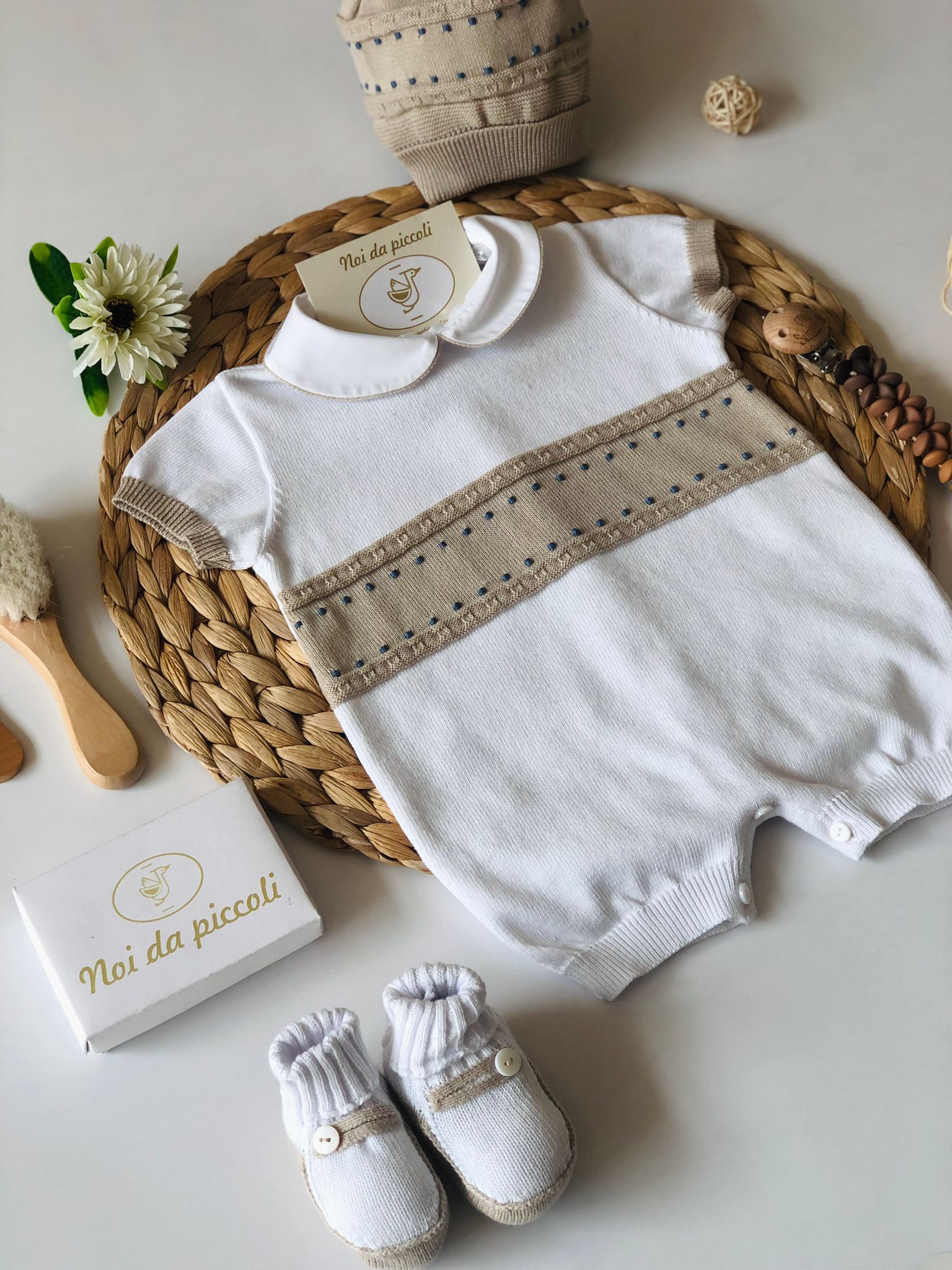 PAGLIACCETTO BIANCO E BEIGE CON SET PARURE - Noi da piccoli