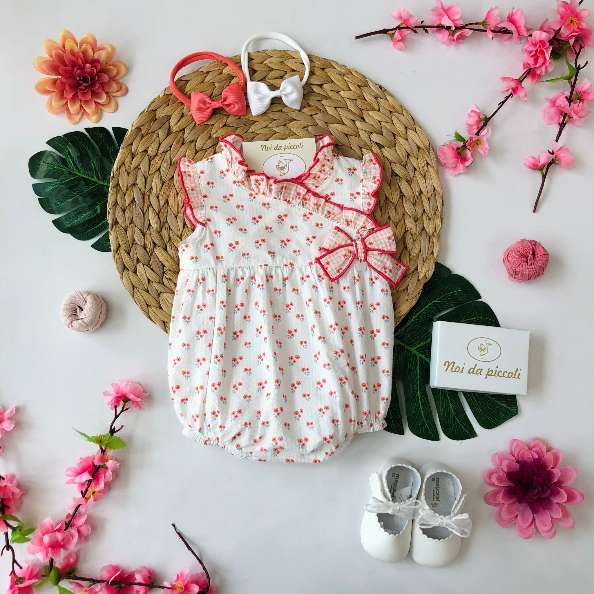 PAGLIACCETTO BIANCO E FIORELLINI CON RIFINITURE CORALLO - Noi da piccoli